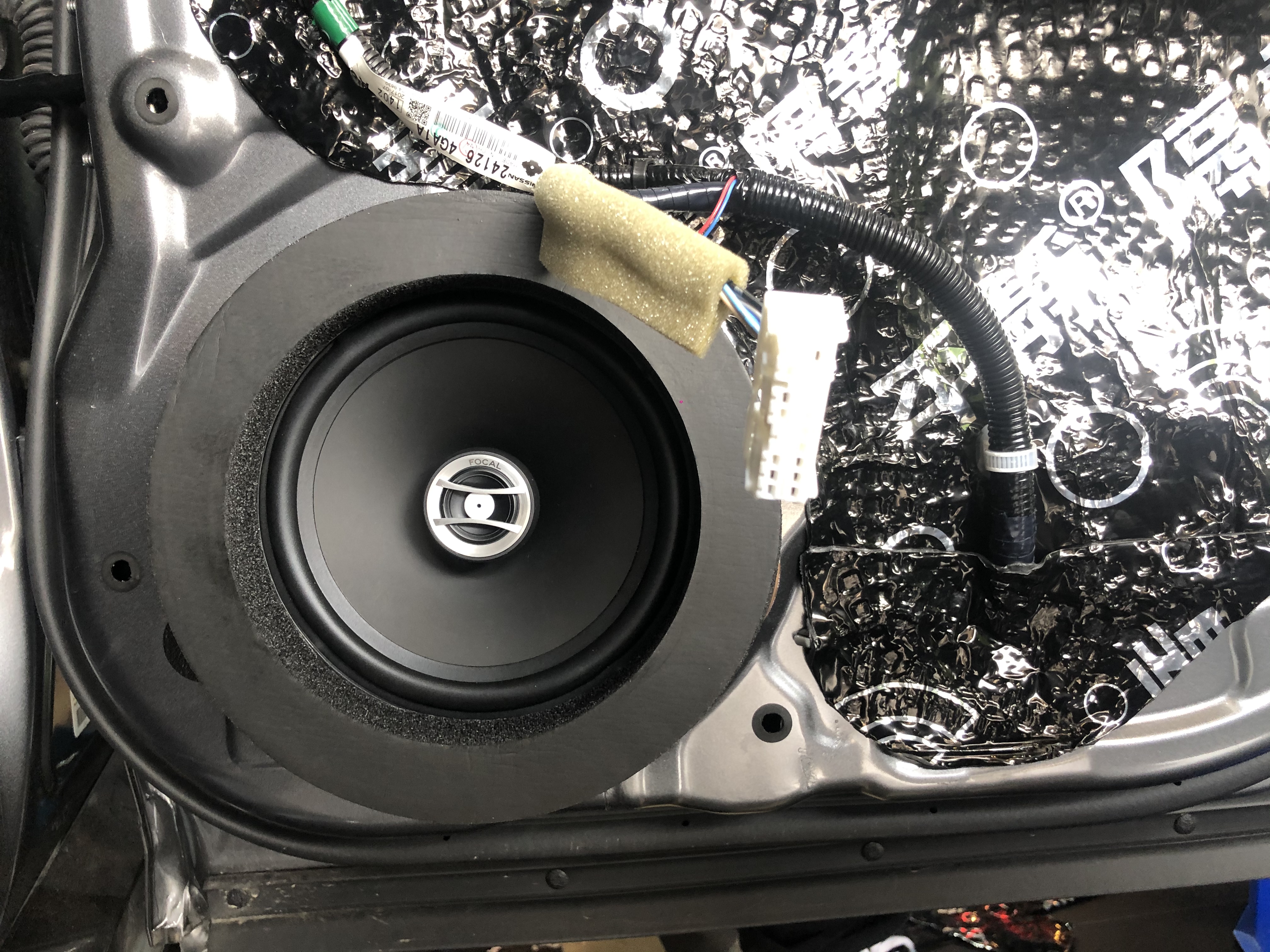 细节决定成败，英菲尼迪Q50L初次升级音响，我们为他搭配了前门法国劲浪四十周年黄金纪念版，后门法国劲浪RCX165同轴喇叭全车无损安装