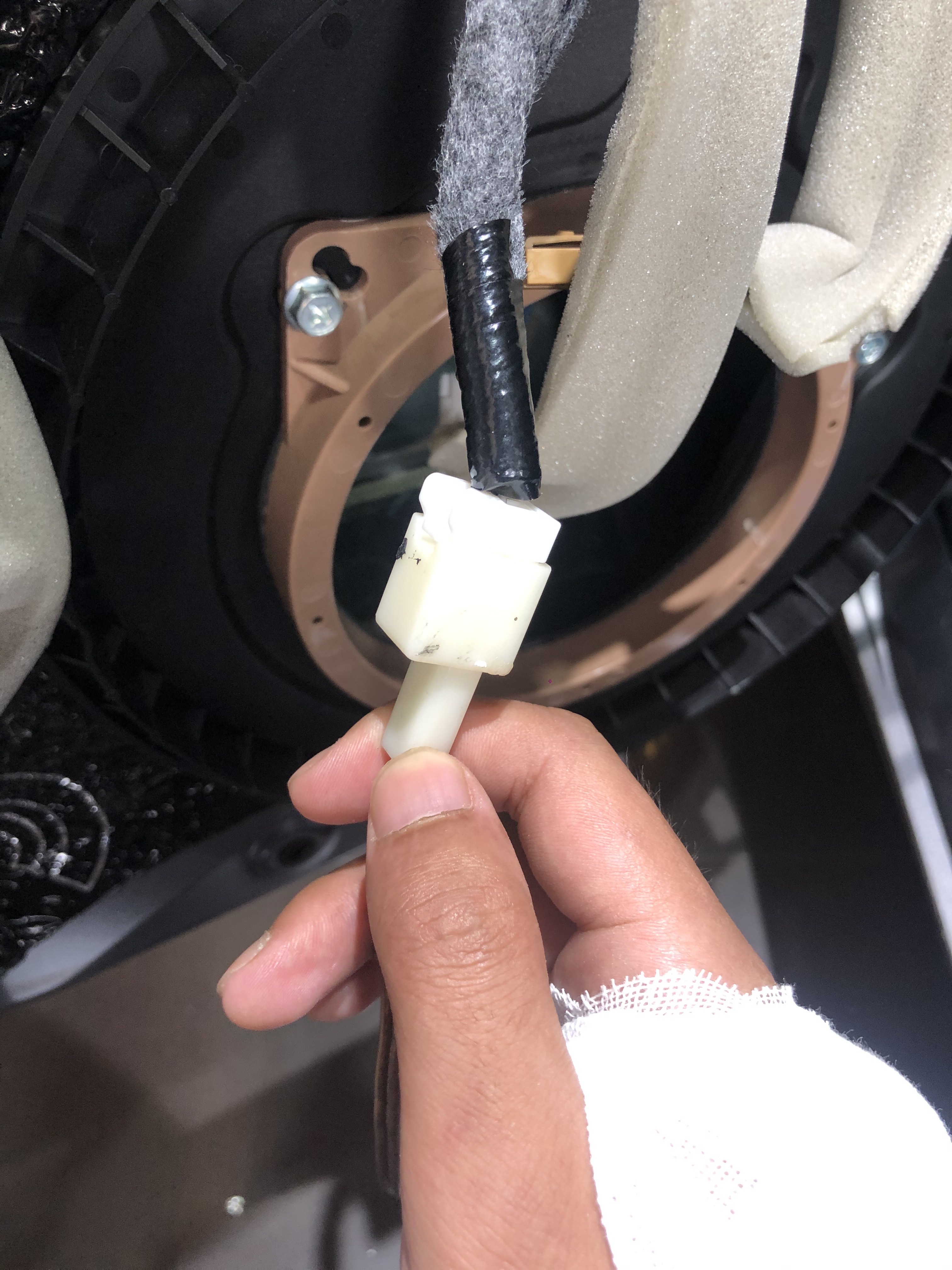 细节决定成败，英菲尼迪Q50L初次升级音响，我们为他搭配了前门法国劲浪四十周年黄金纪念版，后门法国劲浪RCX165同轴喇叭全车无损安装