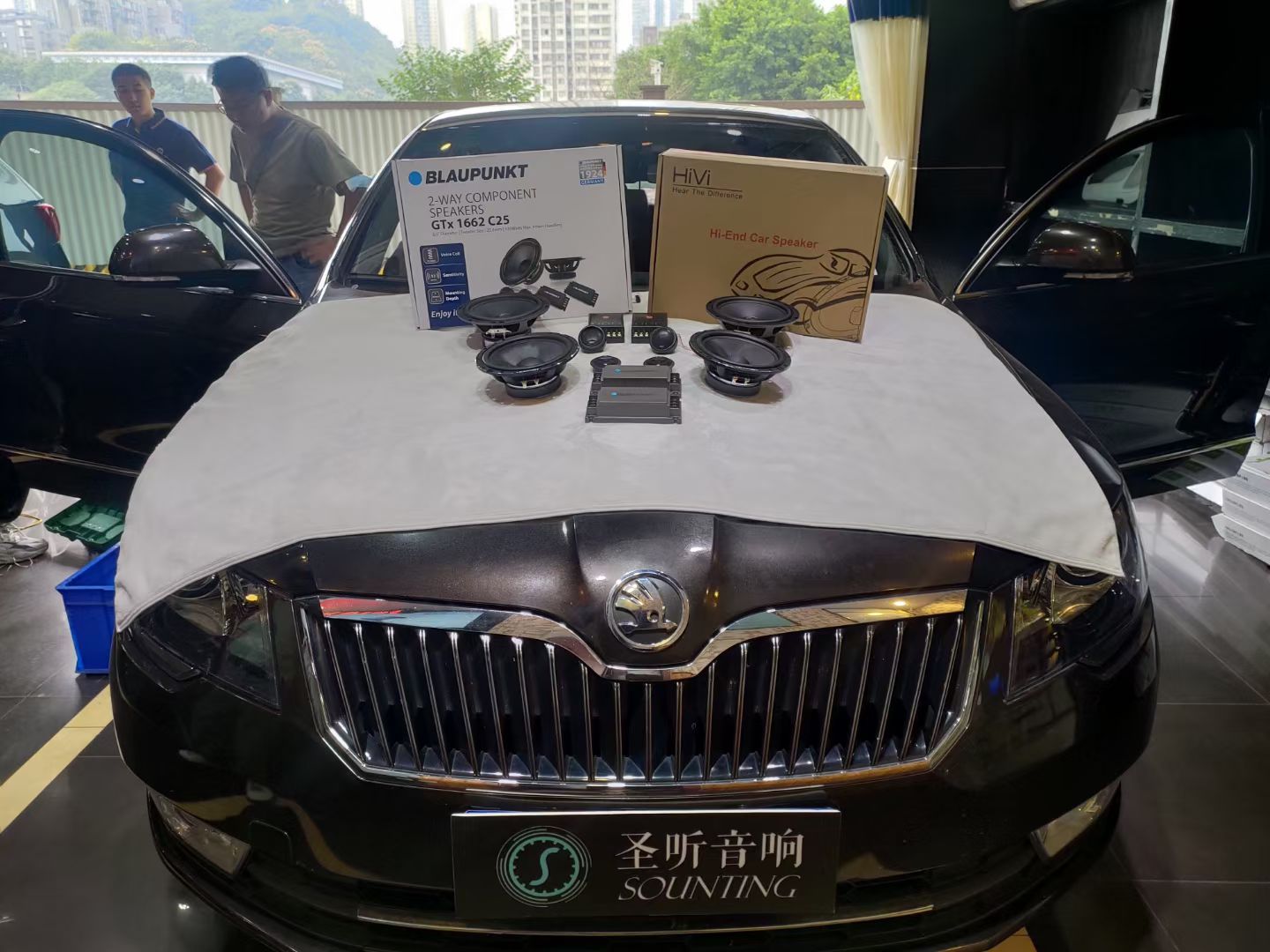 斯柯达速派第一次升级汽车音响,选择原装位无损德国蓝宝品牌喇叭,提高声音层次感,中低音饱满度
前声场:德国蓝宝C25两分频套装喇叭
后声场:惠威C1600两分频套装喇叭
四门双层黑金刚隔音