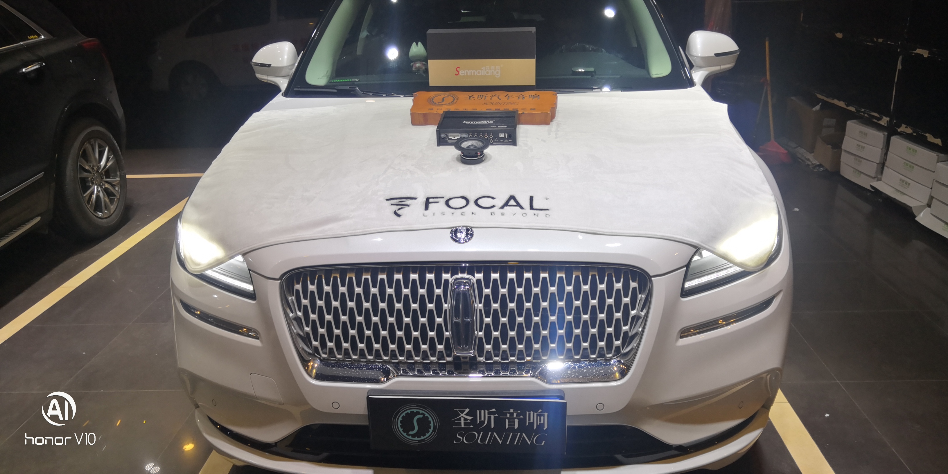 林肯冒险家原车9个喇叭，无损对插再升级一台8通道DSP功放，打造整车声场环绕度包围感，让原车喇叭发挥其极致音效。

DSP功放：香港森麦朗MDA-488

中置喇叭：法国劲浪165AS3中音