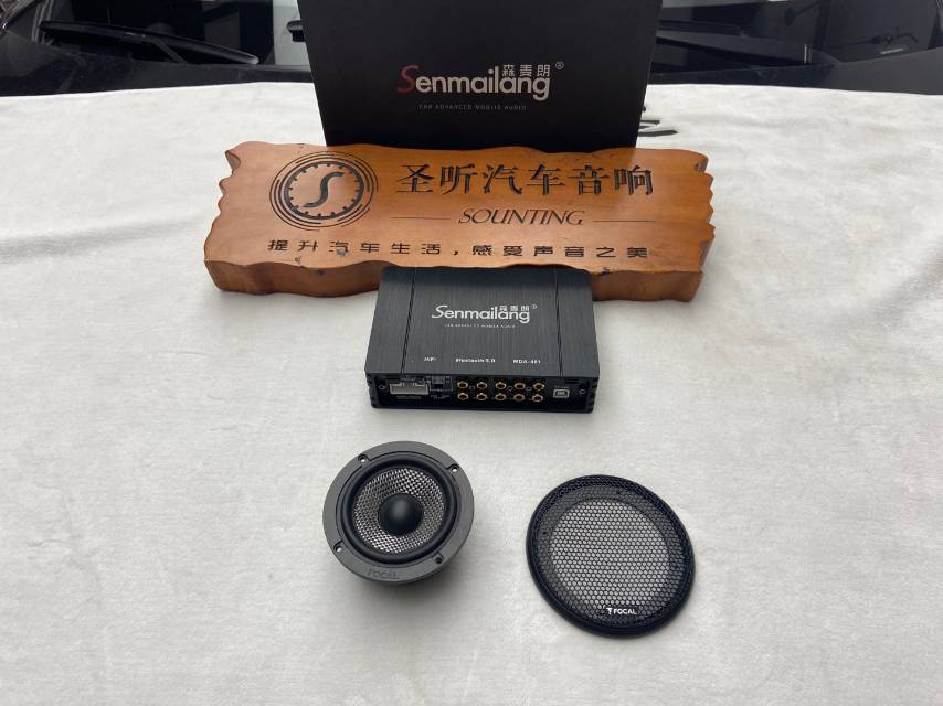 日产天籁第二次音响升级中置喇叭和高音倒模角度，打造全车皇帝位，让每个座位都听到好声音。

中置喇叭：法国劲浪165AS3中音

DSP功放：香港森麦朗MDA481 DSP功放