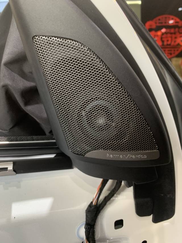 宝马新款X1音响升级~车主到店就直说喜欢劲浪的优美清透人声,于是全套宝马法国劲浪音响一起上。
前声场:宝马专车专用法国劲浪喇叭
低音:宝马专车专用法国劲浪低音
后声场:宝马专车专用劲浪喇叭
中置:宝马专车专用劲浪喇叭
DSP功放:德国MUSWAY D8 DSP功放