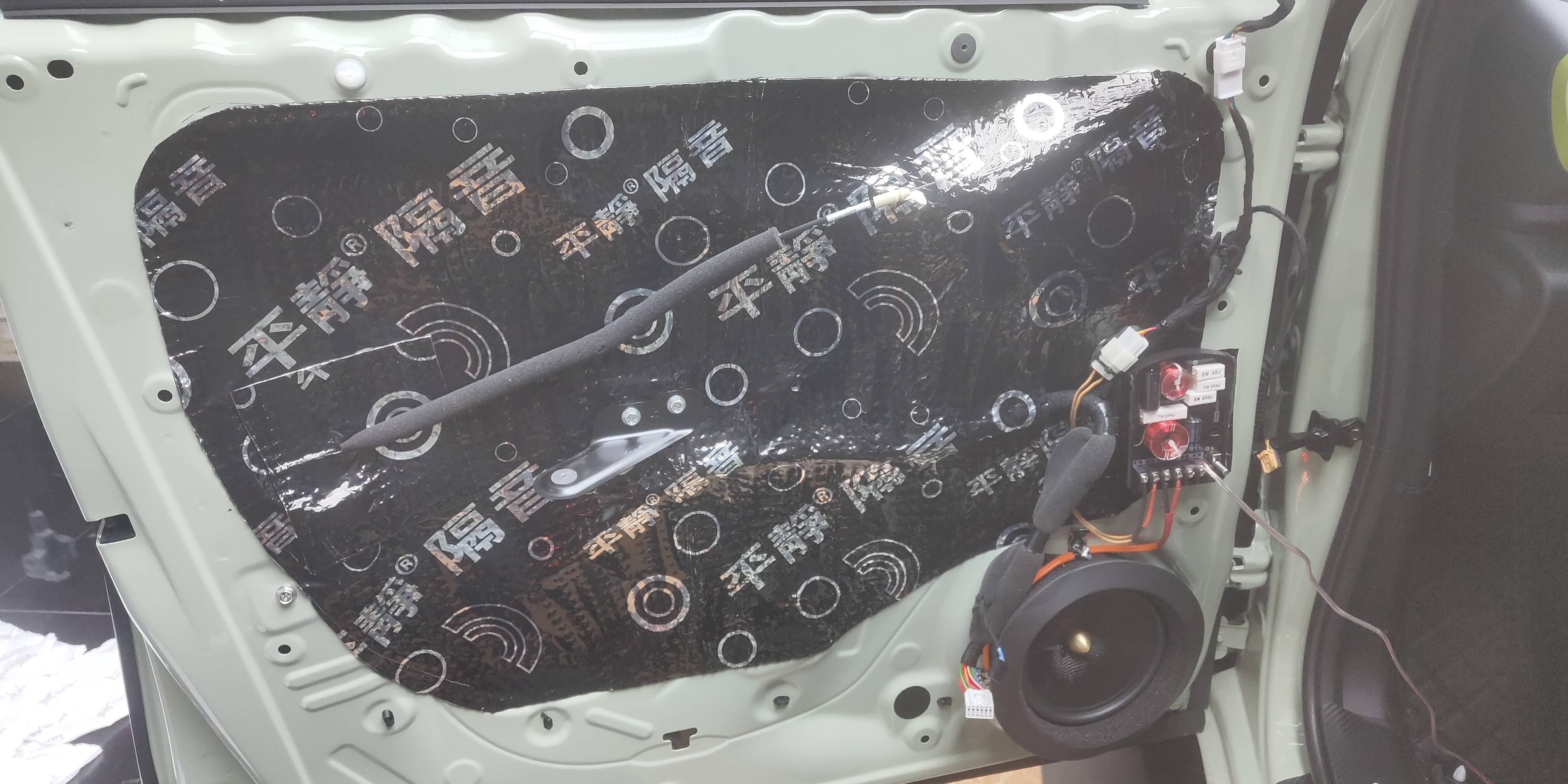 欧拉白猫新能源车音响升级,老客户到店直接选择我们店里的网红音响套餐,无损快速提升音响效果,享受劲浪特有通透声。
前声场:法国劲浪165AGL套装喇叭
后声场:法国劲浪RCX165同轴喇叭
DSP功放:香港森麦朗MDA460 DSP功放