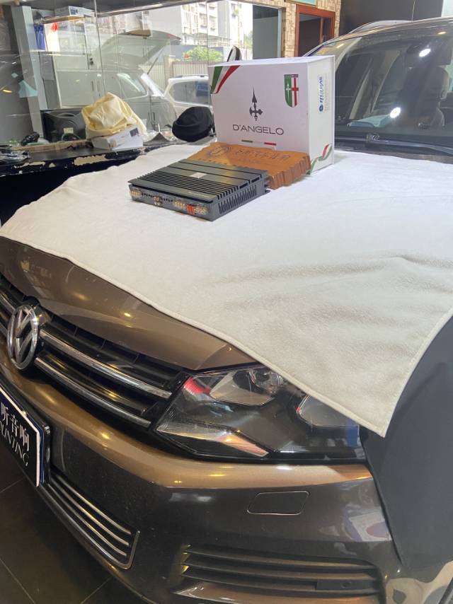 大众途锐徐总原车丹拿音响,必须加装一台匹配的大功率功放来驱动好声音,原车光纤大屏不支持无损音乐,一并换成森麦朗光纤音质主机,支持HIRES高品质音乐解码,音源播放更清晰通透。
功放:意大利蒂安杰罗T412 四路功放
音质主机:香港森麦朗9寸音质大屏