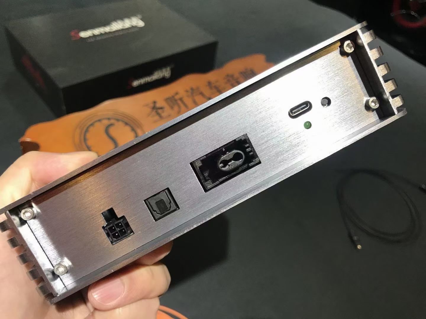 想听好声音，重庆找圣听
宝马加装森麦朗MOST光纤音频解码器
光纤传输 原车操控界面 
一次数模转换 尽享无损音质
让您的宝马原车主机变身为高端光纤播放器