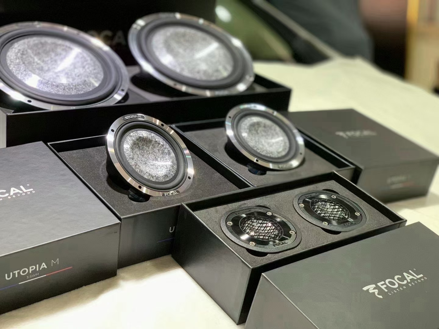 💁🏻♂️“HMKD”哈曼卡登线材
1️⃣量声定制、24K镀金头、HiFi调教
2️⃣双层高密度屏蔽、三层绝缘材料
3️⃣欧洲标准OFC传输速度高效
4️⃣还原声音的真实性、声音三频均衡
5️⃣哈曼卡登线材——与生俱来为音响汽车音响爱好者创造高品质 超高性价比音响连接载体:电源线、喇叭线、音频信号线,无论大小系统都进一步让音响爱好者,从内到外体验声音的魅力!