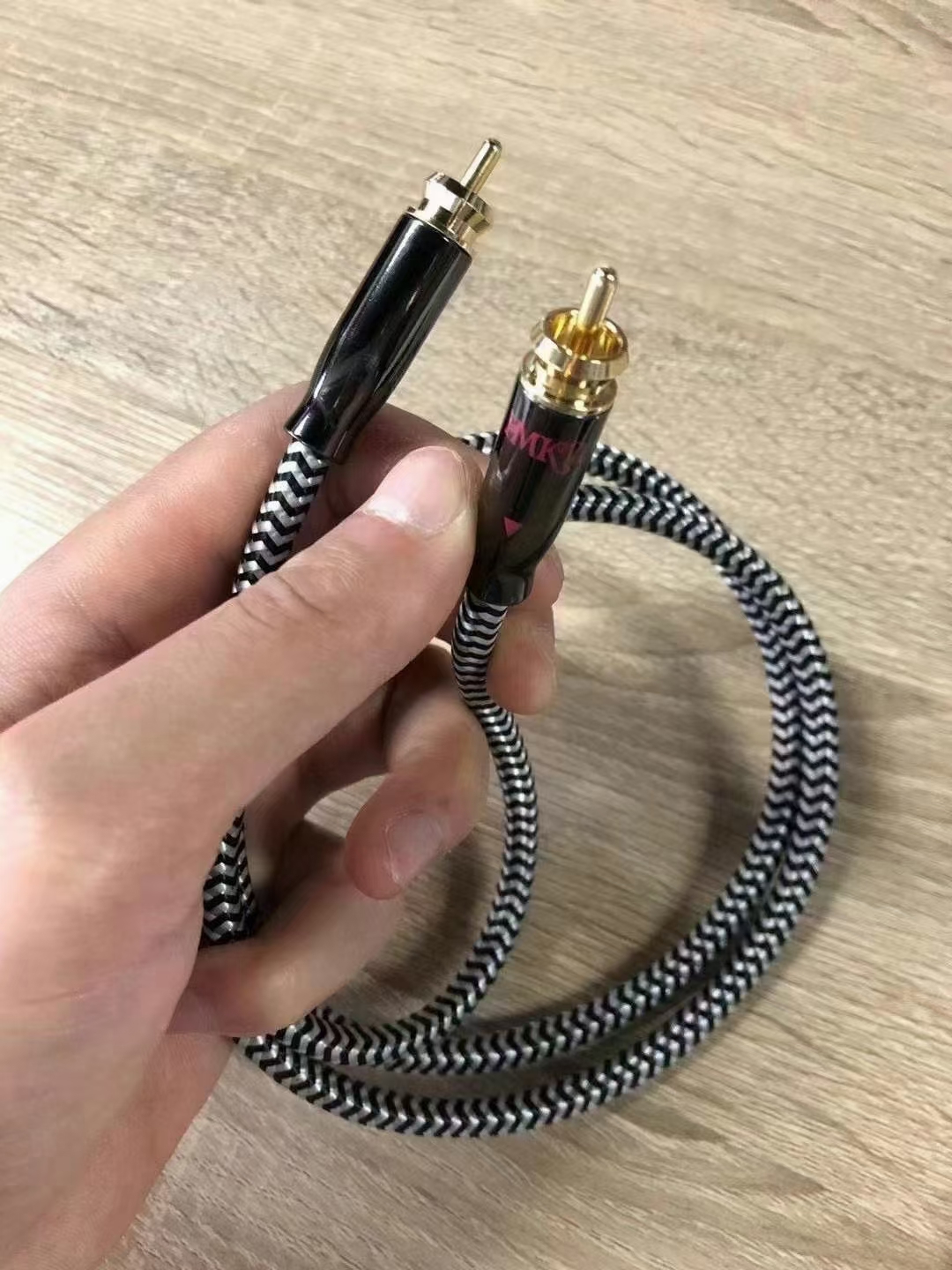 💁🏻♂️“HMKD”哈曼卡登线材
1️⃣量声定制、24K镀金头、HiFi调教
2️⃣双层高密度屏蔽、三层绝缘材料
3️⃣欧洲标准OFC传输速度高效
4️⃣还原声音的真实性、声音三频均衡
5️⃣哈曼卡登线材——与生俱来为音响汽车音响爱好者创造高品质 超高性价比音响连接载体:电源线、喇叭线、音频信号线,无论大小系统都进一步让音响爱好者,从内到外体验声音的魅力!