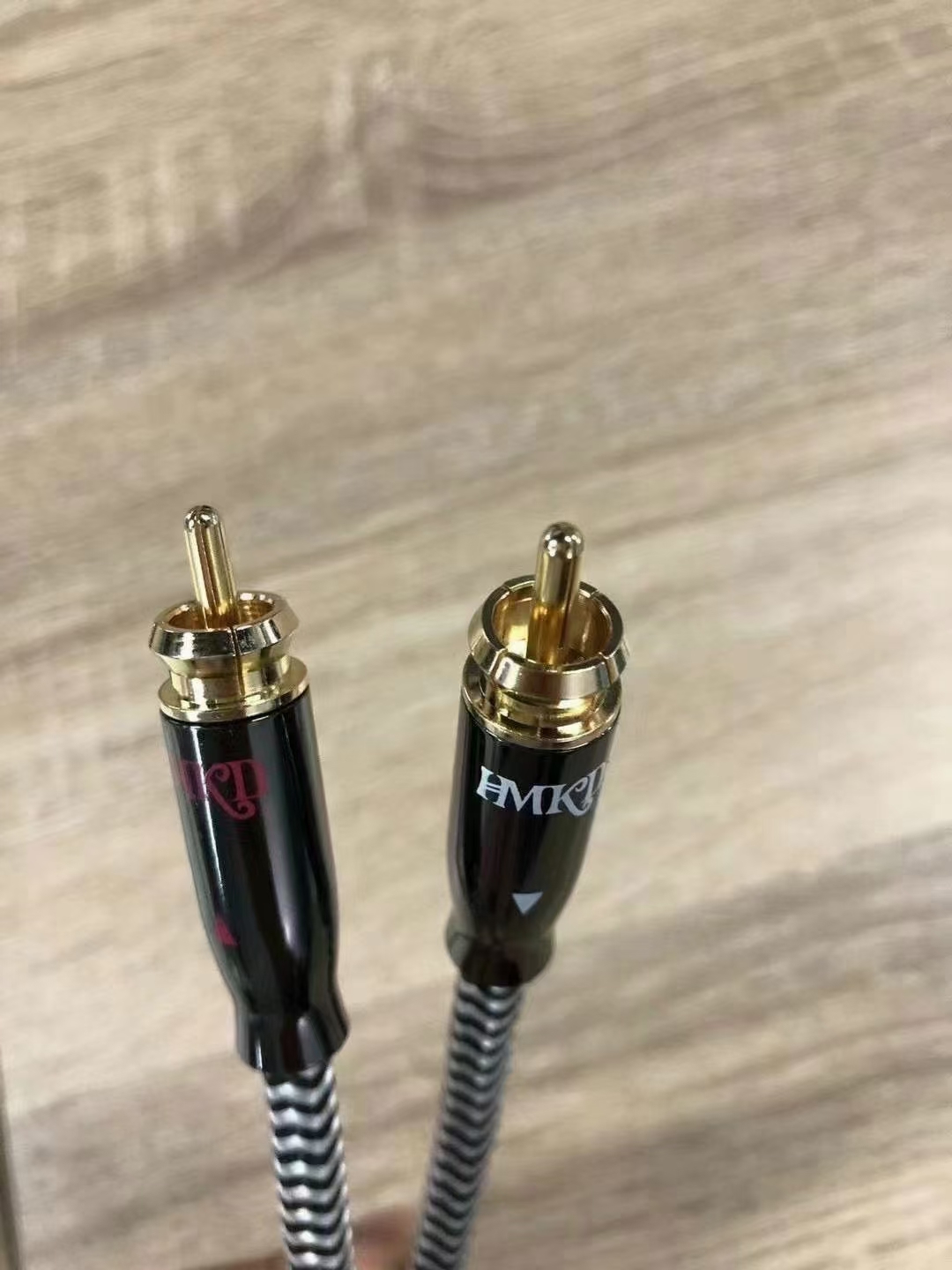 💁🏻♂️“HMKD”哈曼卡登线材
1️⃣量声定制、24K镀金头、HiFi调教
2️⃣双层高密度屏蔽、三层绝缘材料
3️⃣欧洲标准OFC传输速度高效
4️⃣还原声音的真实性、声音三频均衡
5️⃣哈曼卡登线材——与生俱来为音响汽车音响爱好者创造高品质 超高性价比音响连接载体:电源线、喇叭线、音频信号线,无论大小系统都进一步让音响爱好者,从内到外体验声音的魅力!