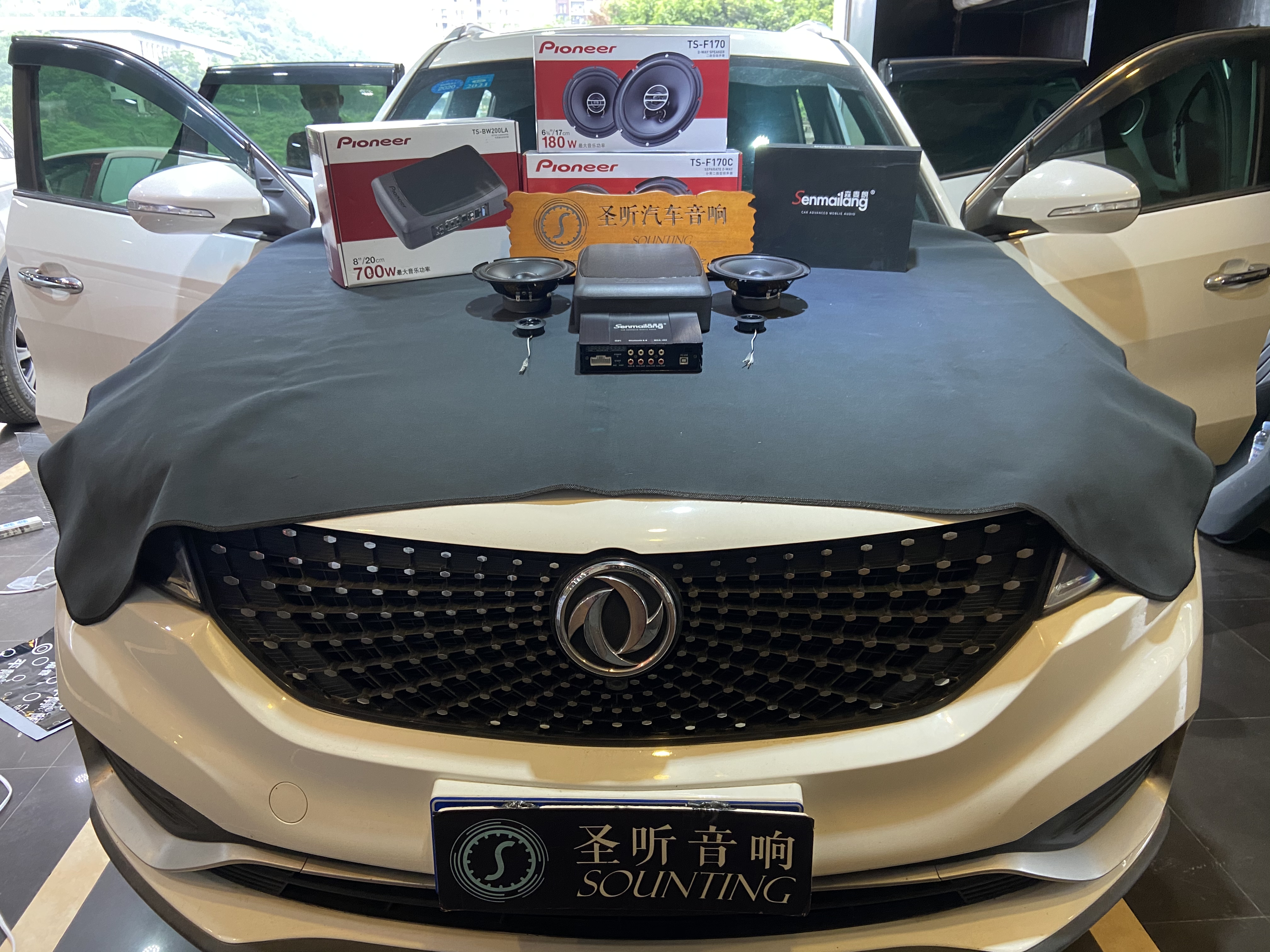 东风580音响升级
前声场:先锋套装喇叭
后声场:先锋同轴喇叭
森麦朗DSP
先锋超薄低音炮
平静四门双层隔音
