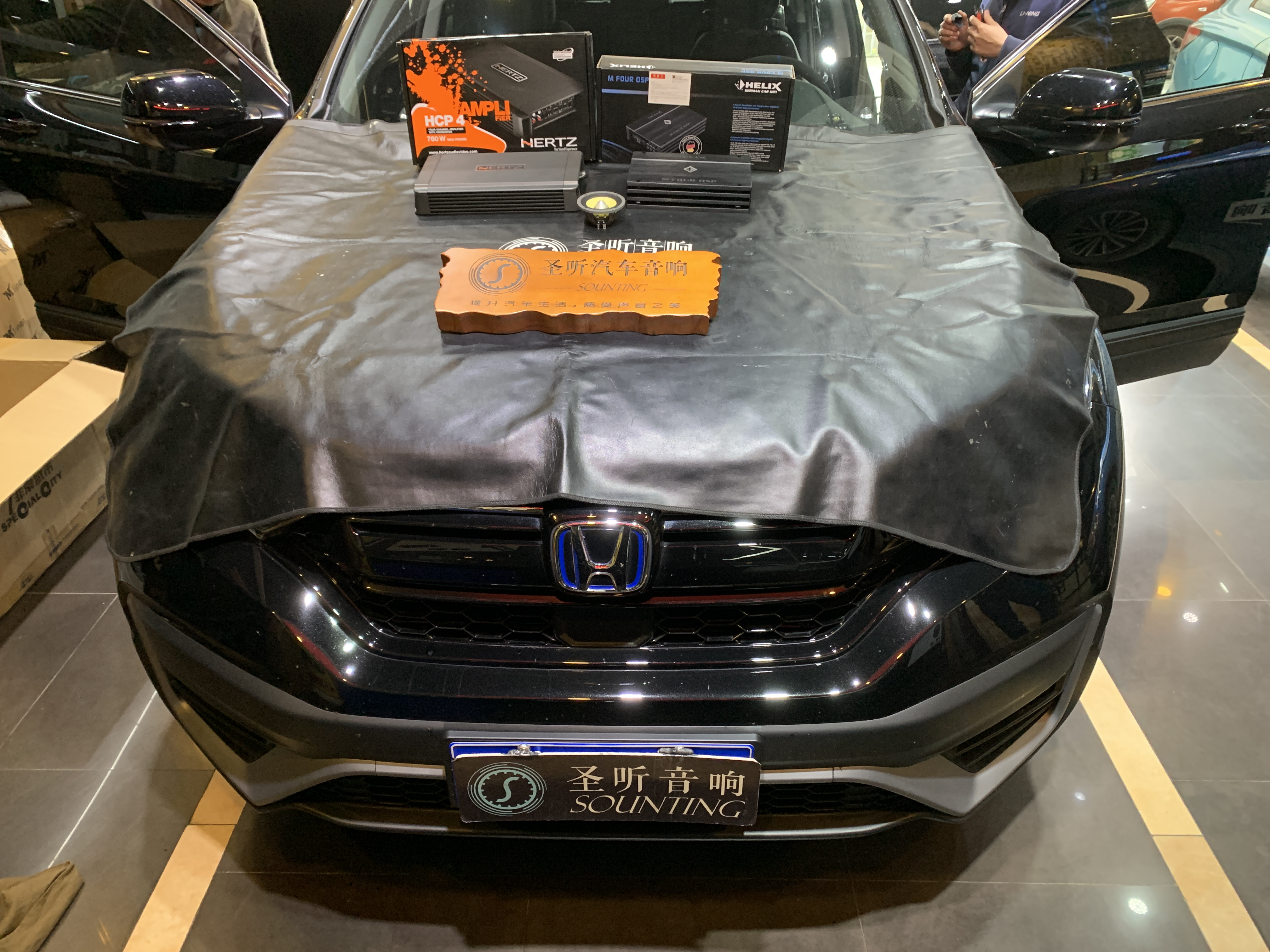 想要声音好，中置不可少！
本田CRV升级如下
法国🇫🇷 劲浪ES165KX3
德国🇩🇪 喜力士M FOUR DSP
意大利🇮🇹 赫兹HCP4
好音乐配上好器材，完美就它了