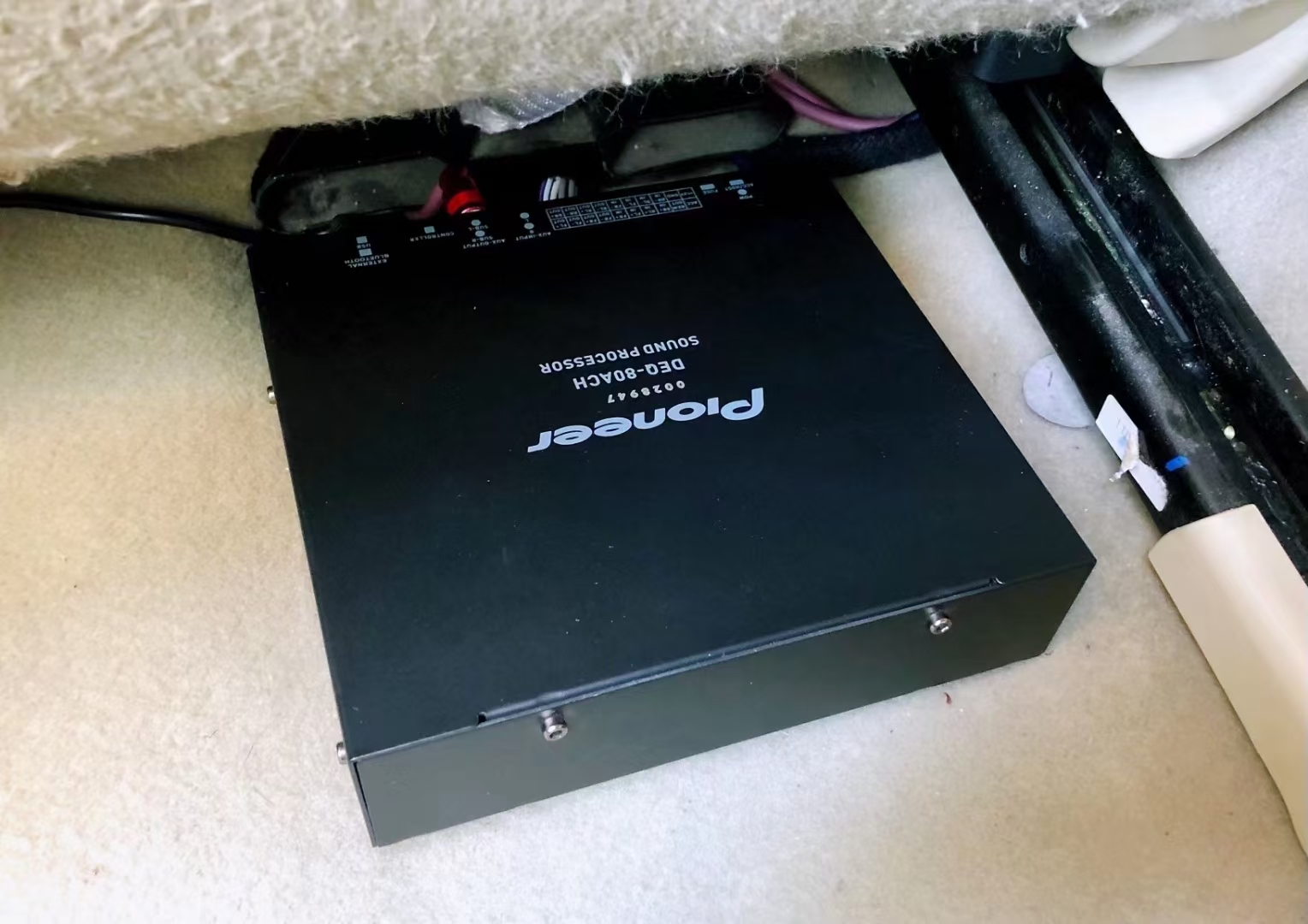 原车声音浑浊，没层次感，声音一大就破音。
日本🇯🇵 先锋DEQ-80ACH   DSP功放帮你解决。
