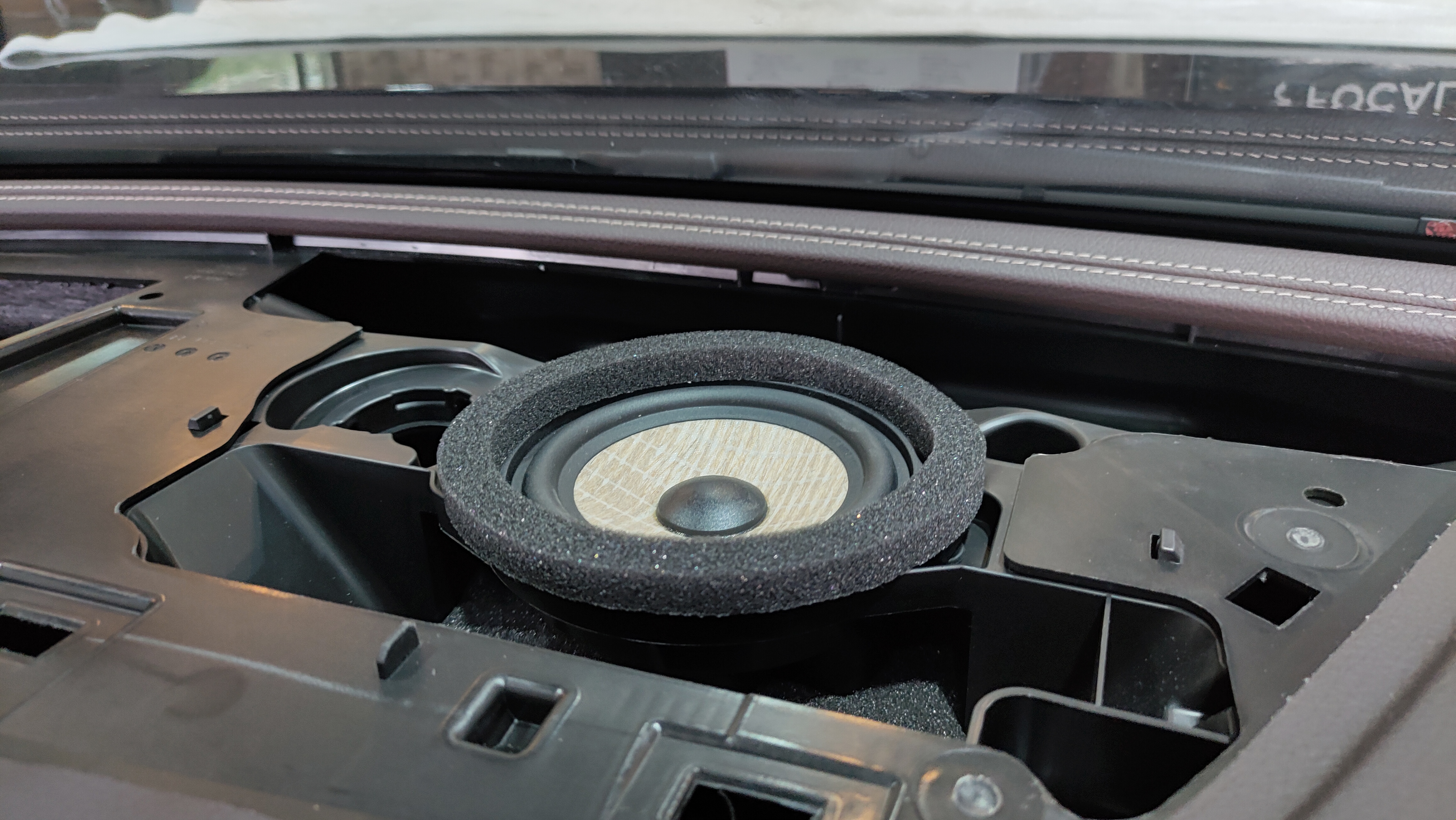 奔驰新E再次升级劲浪亚麻盆套装喇叭
中置喇叭
劲浪奔驰亚麻盆专用低音