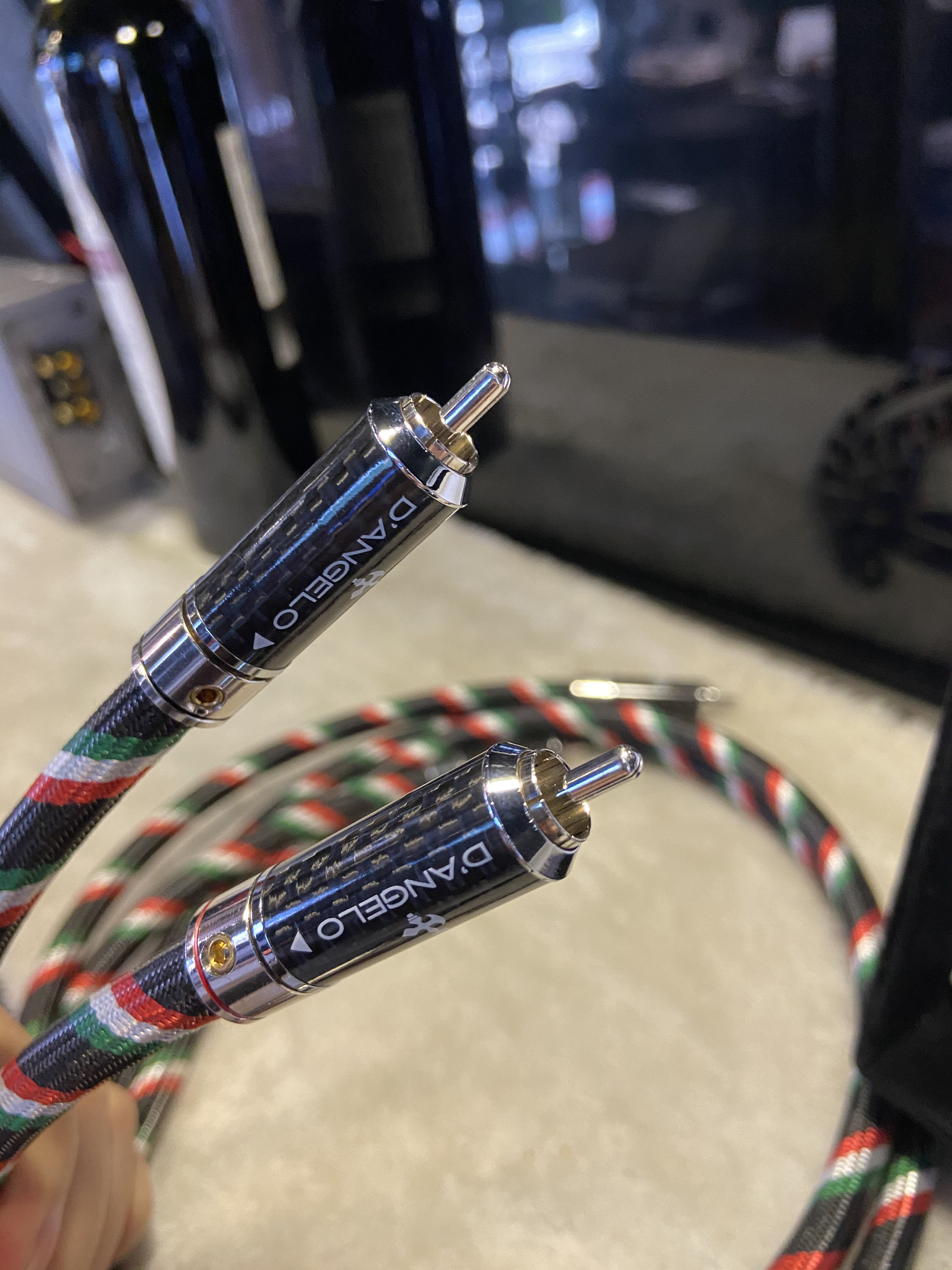 想听好声音，重庆找圣听， 这么高品质的音频线确定不来一根，让您的音响充满鲜活又有透明的音乐味与华丽感。