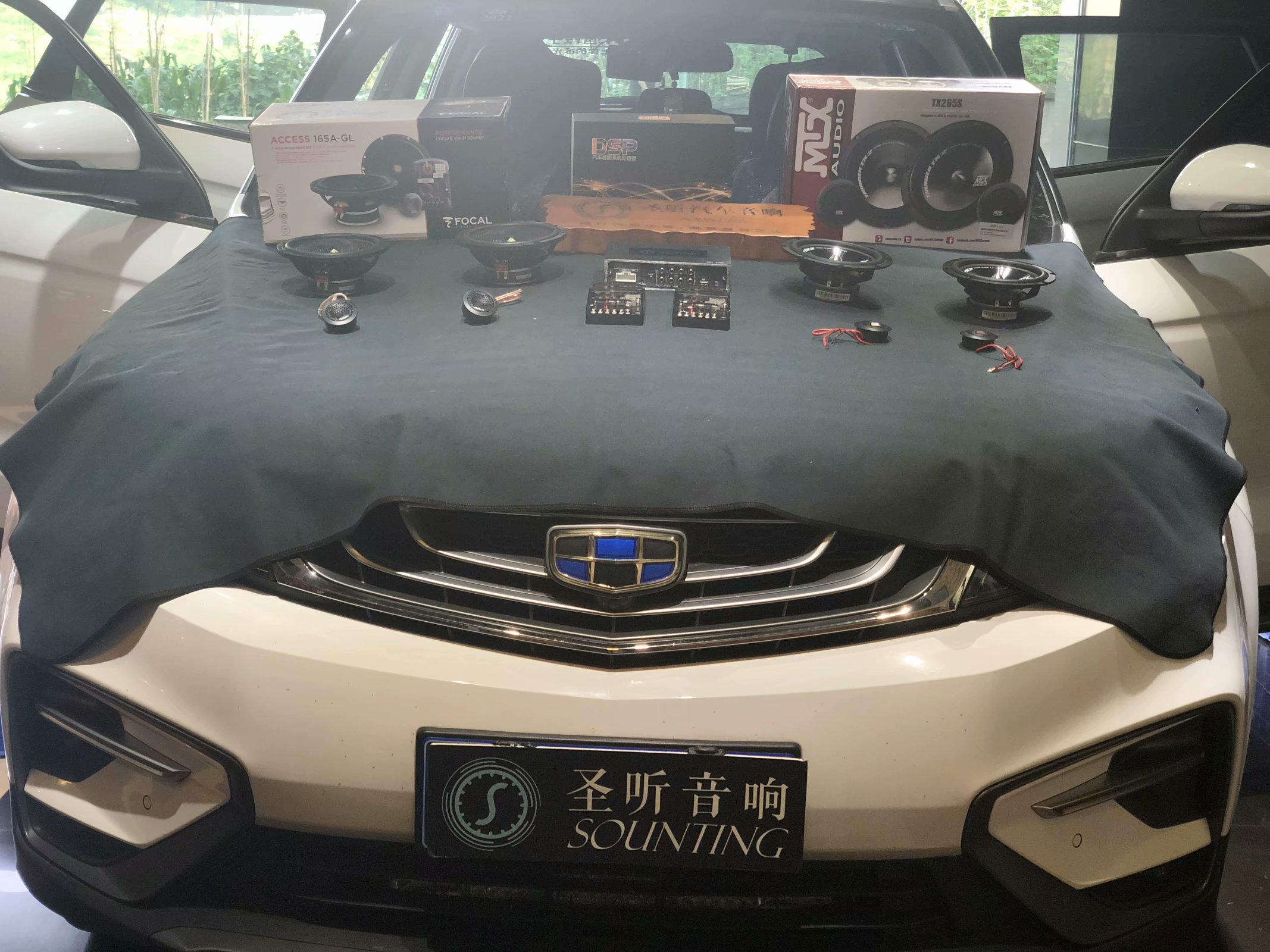 博越前门升级劲浪165AGL套装喇叭
后门升级MTX套装喇叭
Sounting DSP功放
平静四门双层隔音