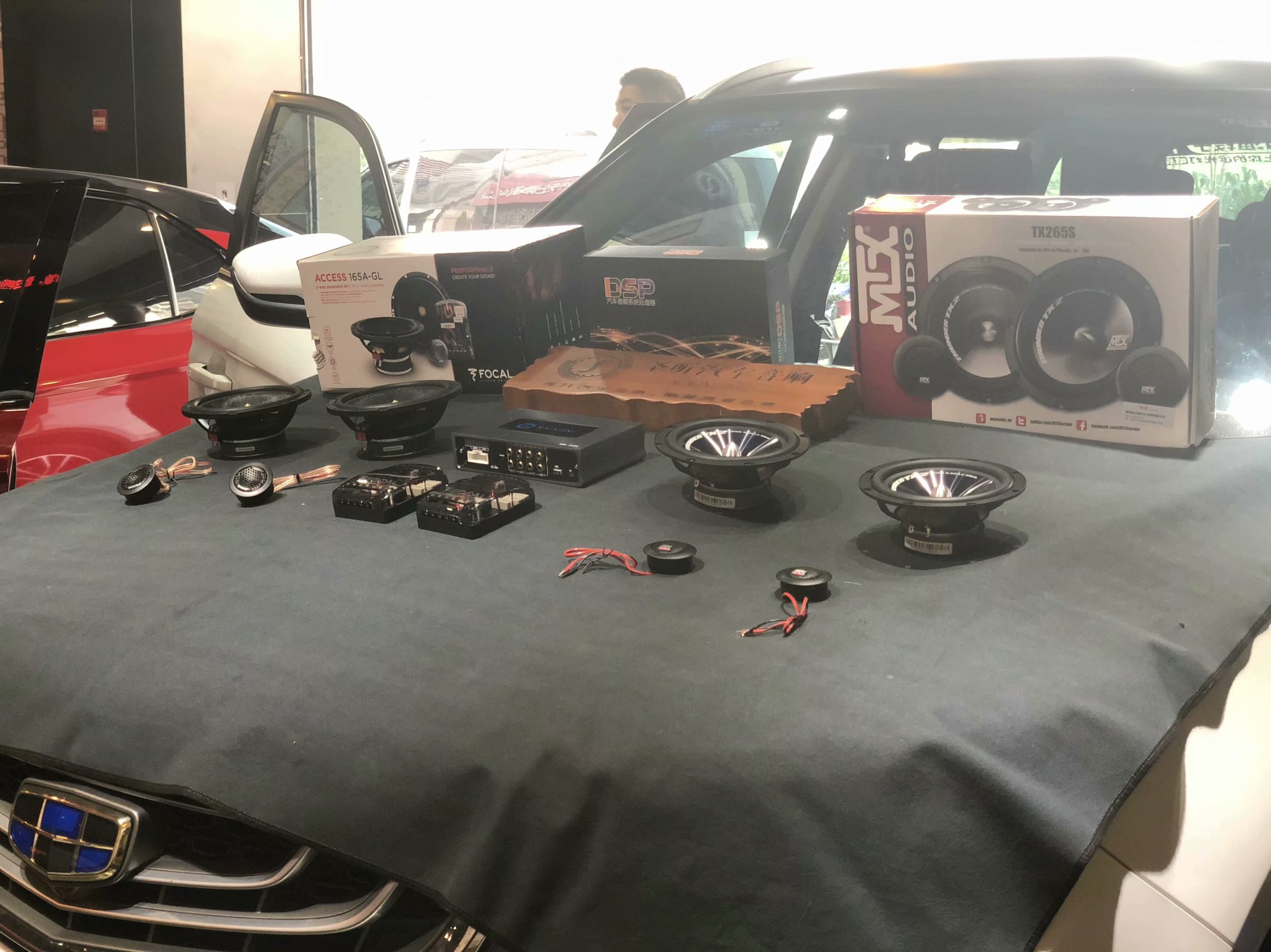 博越前门升级劲浪165AGL套装喇叭
后门升级MTX套装喇叭
Sounting DSP功放
平静四门双层隔音