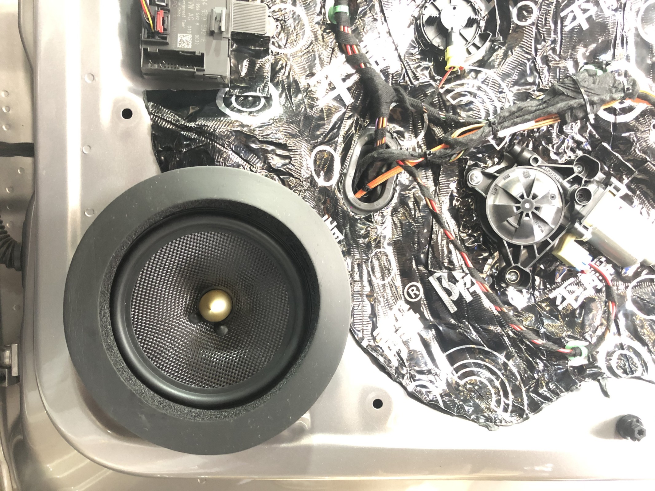博越前门升级劲浪165AGL套装喇叭
后门升级MTX套装喇叭
Sounting DSP功放
平静四门双层隔音