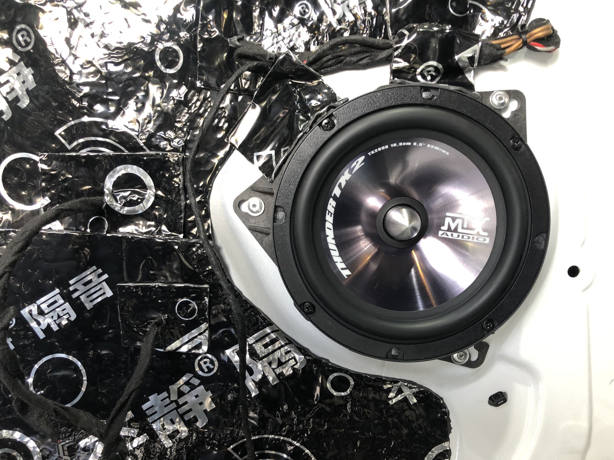 博越前门升级劲浪165AGL套装喇叭
后门升级MTX套装喇叭
Sounting DSP功放
平静四门双层隔音
