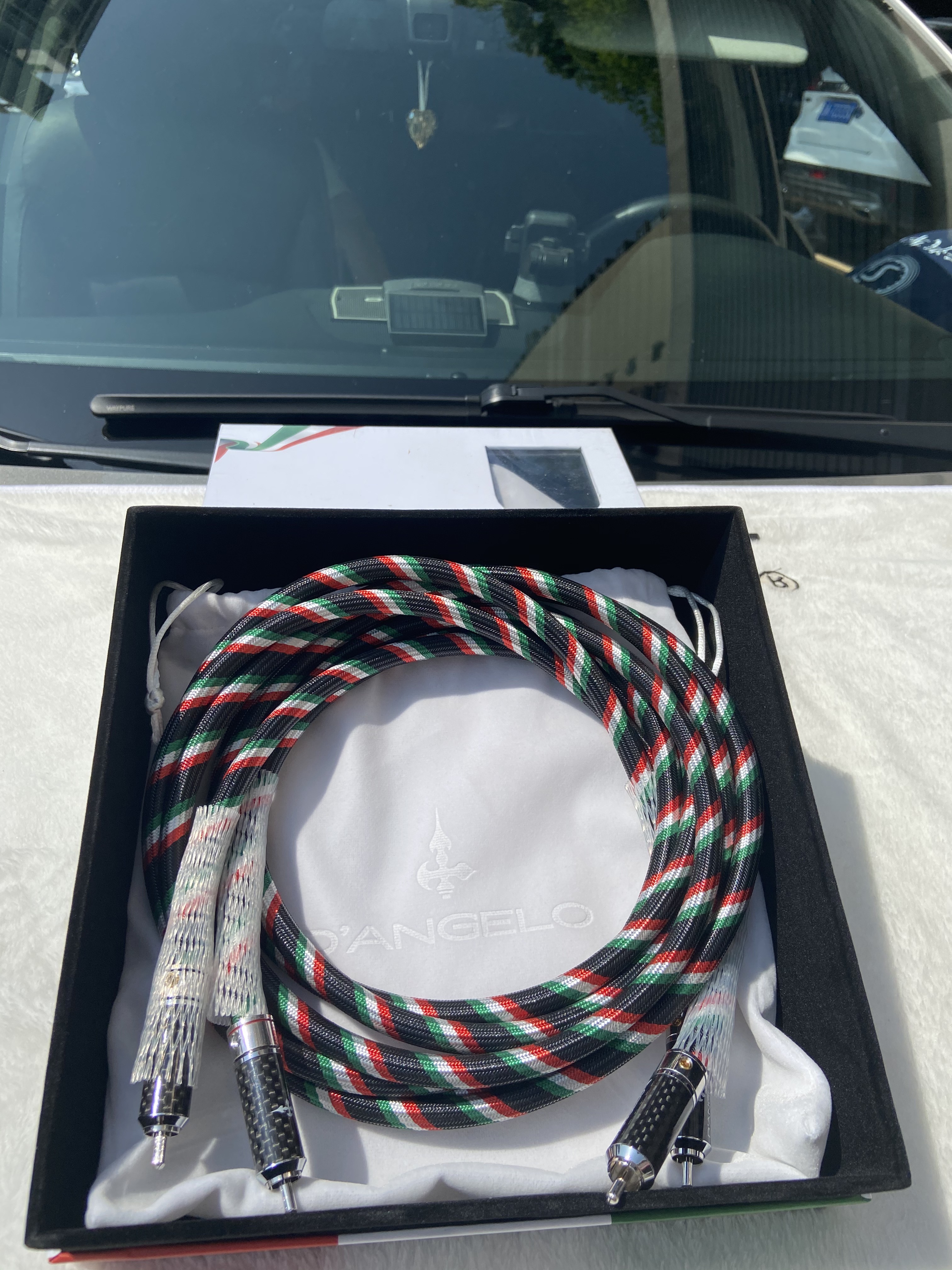 法国🇫🇷 劲浪乌托邦  搭配   蒂安杰罗高品质的音频线，让您的音响充满鲜活又有透明的音乐味与华丽感。