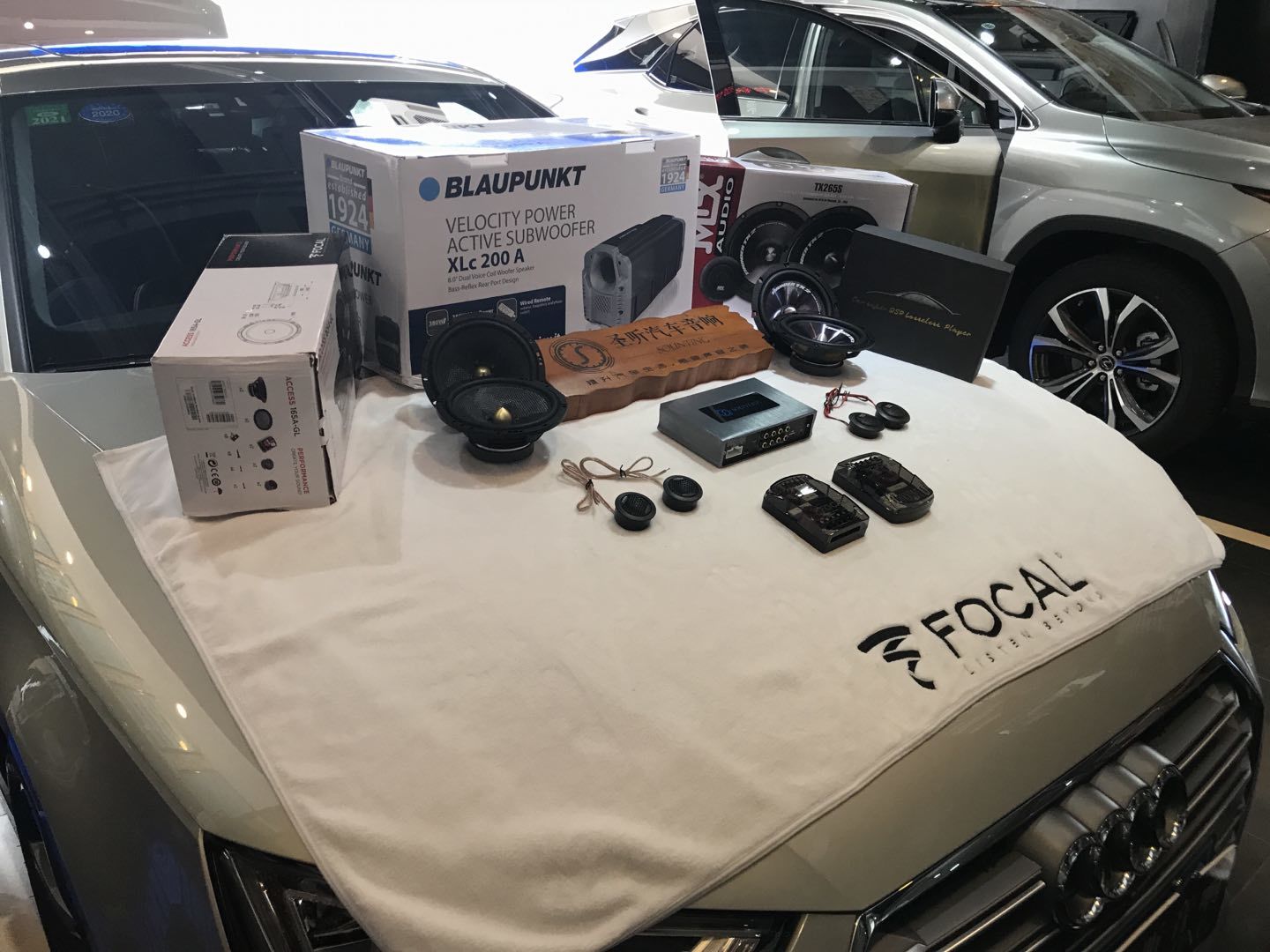 奥迪A4L解决后平台共振
升级劲浪40周年纪念版165AGL套装喇叭
         Mtx套装喇叭
         蓝宝“🚀 ”炮
         圣听DSP功放
         平静四门双层隔音