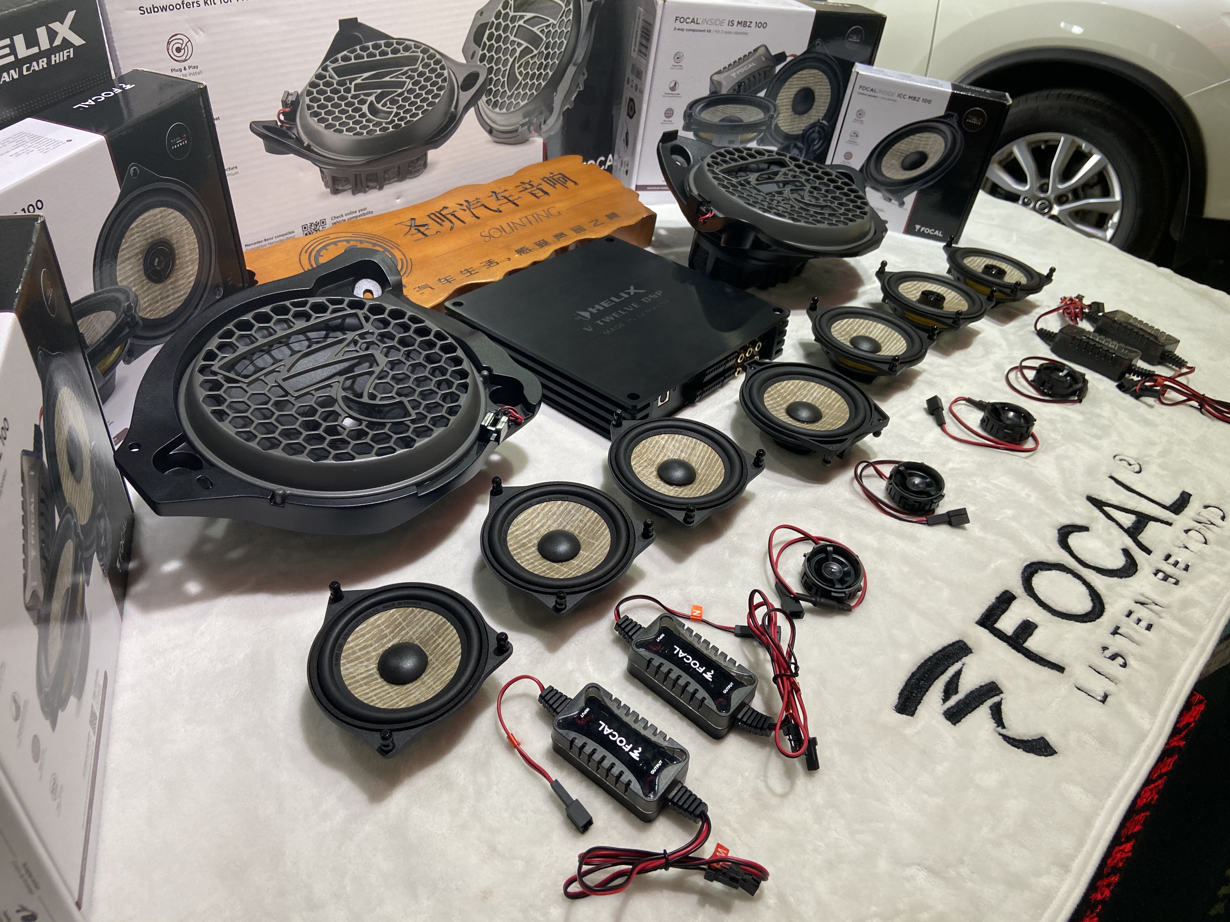 奔驰S450升级劲浪亚麻盆全车专用喇叭
喜力士V12DSP功放