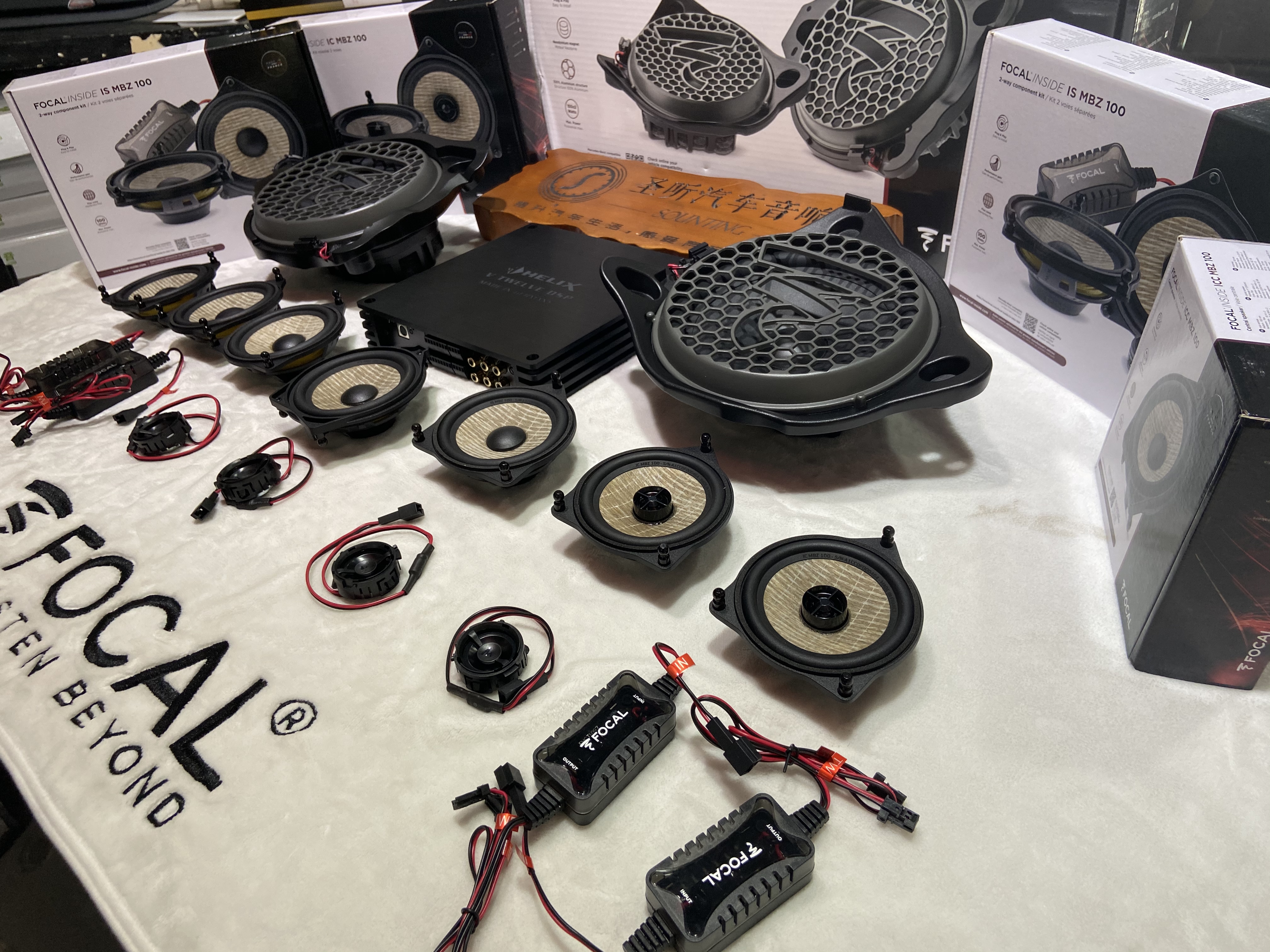 奔驰S450升级劲浪亚麻盆全车专用喇叭
喜力士V12DSP功放