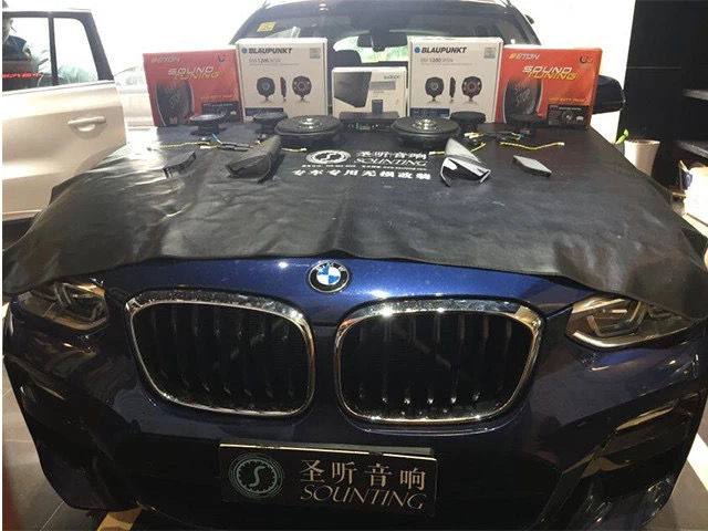 宝马原车音响系统的表现一般，而车主又是一个比较有音乐追求的人，因此宝马车主驱车来到重庆圣听汽车音响改装店，寻找属于自己听音风格的音响系统，下面让我们一起来看看宝马X3在重庆圣听汽车音响改装情况。
车型：宝马X3
改装配置：
前声场:德国ETON B100W伊顿宝马专车专用二分频
后声场:德国ETON B100W伊顿宝马专车专用二分频
功放：意大利欧迪臣AP8.9
低音：德国蓝宝宝马专用低音 1200WSN
