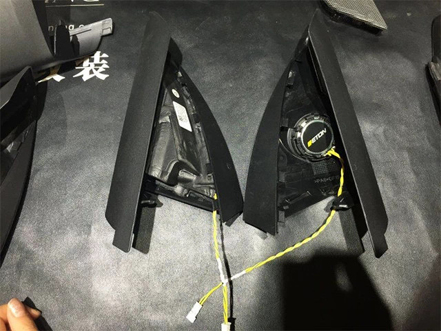 宝马原车音响系统的表现一般，而车主又是一个比较有音乐追求的人，因此宝马车主驱车来到重庆圣听汽车音响改装店，寻找属于自己听音风格的音响系统，下面让我们一起来看看宝马X3在重庆圣听汽车音响改装情况。
车型：宝马X3
改装配置：
前声场:德国ETON B100W伊顿宝马专车专用二分频
后声场:德国ETON B100W伊顿宝马专车专用二分频
功放：意大利欧迪臣AP8.9
低音：德国蓝宝宝马专用低音 1200WSN