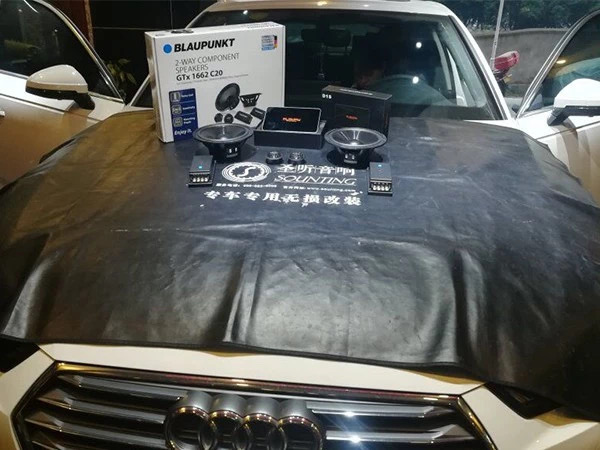 奥迪A4L有着时尚动感的外观,内饰做工精致,受到不少车友们的喜爱,而原车音响却表现平平,无法满足耳朵的需求,心灵上的共鸣就更难了。在快节奏时代,车载音乐这一精神食粮尤为重要,唯有通过对原车音响系统的改装,来达到想要的效果,从而愉悦、放松身心,成为一种享受。奥迪A4L车主通过在网上对比重庆多家汽车音响店之后,最终选择在重庆圣听汽车音响进行音响改装升级。
奥迪A4L汽车音响改装升级配置:
前声场:德国蓝宝C20
功放:MUSWAY 调音侠