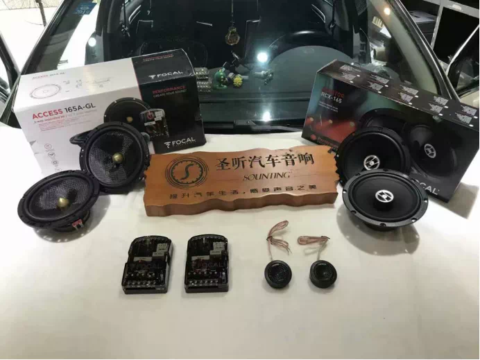 有幸我们迎来了一位热爱音乐的美女车主,她的车是一辆漂亮优雅的白色雪铁龙C4L,车主平时喜欢电子、爵士、复古以及欧美时尚的音乐,建议她用法国劲浪的品牌;法国劲浪的声音华丽、清晰、真实,特别适合乐器、人声。
改装配置:
前门喇叭:法国劲浪165A-GL二分频喇叭套装
后门喇叭:法国劲浪RCX 165同轴喇叭套装
隔音:平静四门双层隔音