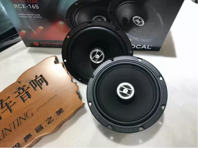 有幸我们迎来了一位热爱音乐的美女车主,她的车是一辆漂亮优雅的白色雪铁龙C4L,车主平时喜欢电子、爵士、复古以及欧美时尚的音乐,建议她用法国劲浪的品牌;法国劲浪的声音华丽、清晰、真实,特别适合乐器、人声。
改装配置:
前门喇叭:法国劲浪165A-GL二分频喇叭套装
后门喇叭:法国劲浪RCX 165同轴喇叭套装
隔音:平静四门双层隔音