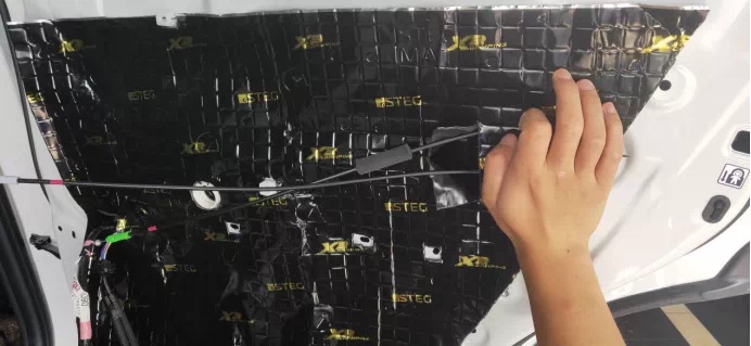 今天就来了一辆不可多得的普拉多,车主对这辆车明显很喜爱,来到圣听为他的爱车改装一套配得上它的高品质音响系统,提升音乐体验,享受真正的驾驶乐趣!
前声场:劲浪黄盆ES165K
后声场:劲浪RCX165
Dsp功放:欧迪臣AP5.9
隔音:四门三层隔音