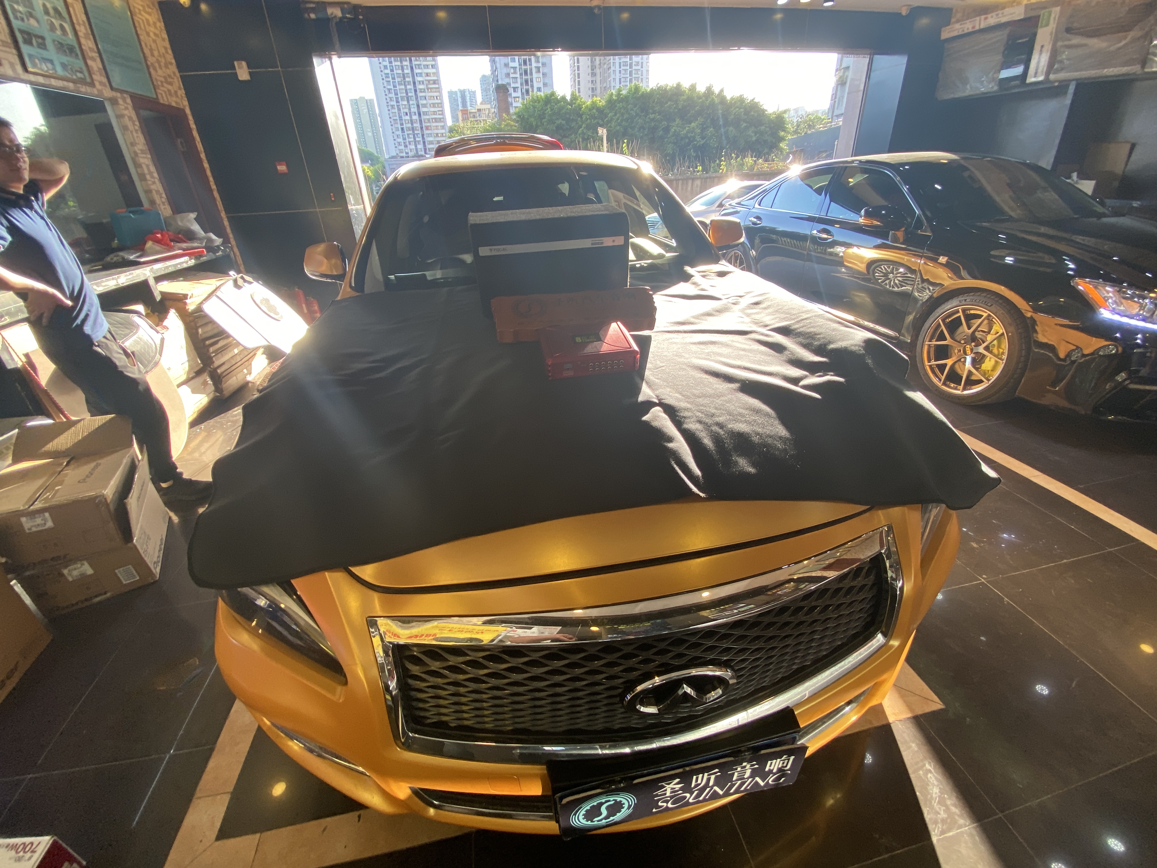 想听好声音，重庆找圣听
到店一台金色英菲尼迪Q70
无损升级
处理器：中国🇨🇳 8音度H880D
低音炮：法国🇫🇷 劲浪BP20有源箱体炮
升级后车主很满意，使驾驶从此不再乏味。