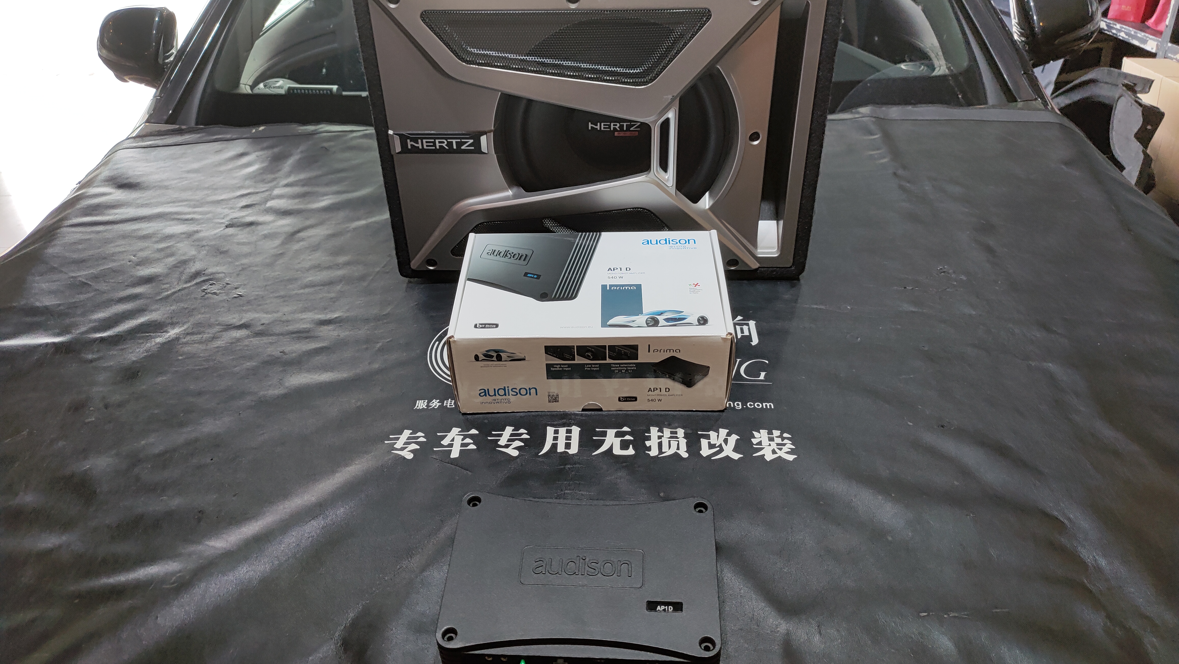 前面2个8寸低音不够怎么办，奔驰新E第二次升级箱体低音炮
欧迪臣AP1D+赫兹EBX250原装低音箱体炮