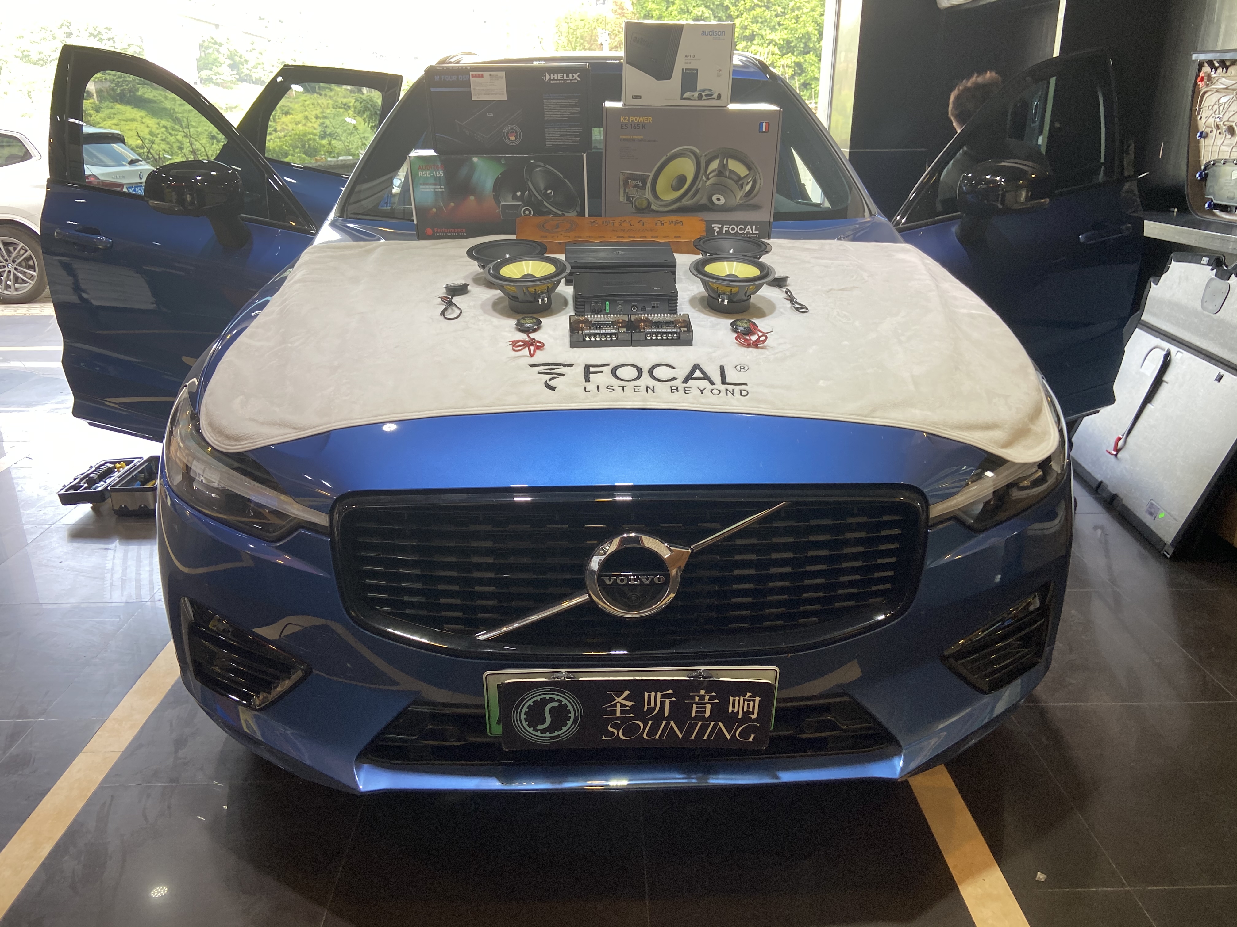 沃尔沃XC60前门升级劲浪ES165K
后门劲浪RSE165
喜力士mF功放
欧迪臣AP1D功放
赫兹EBX200原装箱体低音
平静四门三层隔音