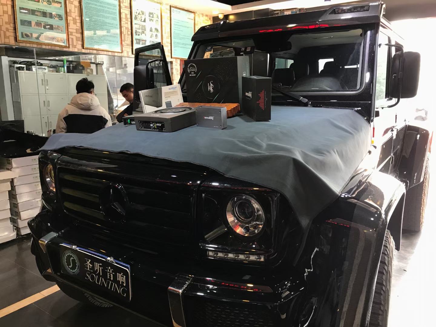 想听好声音，重庆找圣听
奔驰大G汽车音响改装升级，整套音响系统的音色温润悠扬,声场层次感分明,细节的表现力非细腻耐听，
要是再升级一套喇叭就更完美了！
配置：
意大利🇮🇹欧迪臣AP8.9 
森麦朗MOST光纤音频解码器  
英国纯正音源低音炮kiss-nine