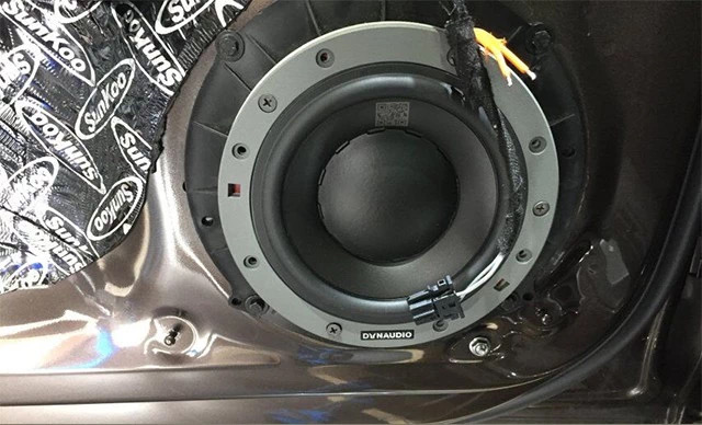 奥迪A4L原车音响系统配置高音刺耳、中频不足、低音不够,这导致汽车播放出来的音乐在许多方面的表现都不是特别的到位。为了能够更近一步提升音响的品质,车主在网上对比了几家汽车音响改装,最终来到重庆圣听对汽车做音响的升级工作。
改装配置如下:
前声场:丹麦丹拿272二分频喇叭
后声场:美国MTX265S二分频喇叭
低音炮:美国K牌低音炮
低音箱:19款奥迪A4L专用补形箱
处理器:意大利赫兹H8音频处理器(DSP)
功放:卡莱十周年纪念版功放
隔音:深刻四门双层隔音