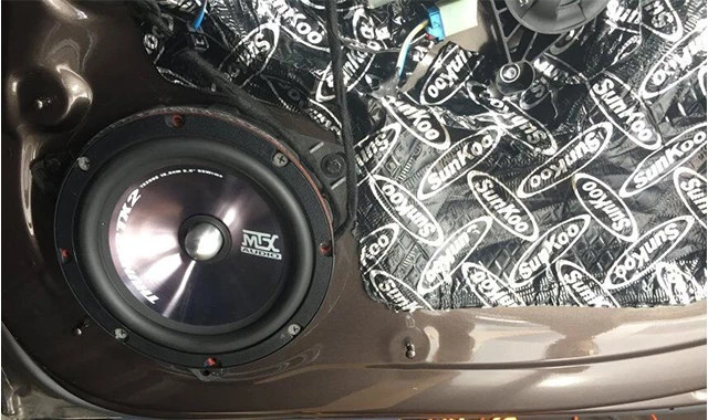 奥迪A4L原车音响系统配置高音刺耳、中频不足、低音不够,这导致汽车播放出来的音乐在许多方面的表现都不是特别的到位。为了能够更近一步提升音响的品质,车主在网上对比了几家汽车音响改装,最终来到重庆圣听对汽车做音响的升级工作。
改装配置如下:
前声场:丹麦丹拿272二分频喇叭
后声场:美国MTX265S二分频喇叭
低音炮:美国K牌低音炮
低音箱:19款奥迪A4L专用补形箱
处理器:意大利赫兹H8音频处理器(DSP)
功放:卡莱十周年纪念版功放
隔音:深刻四门双层隔音