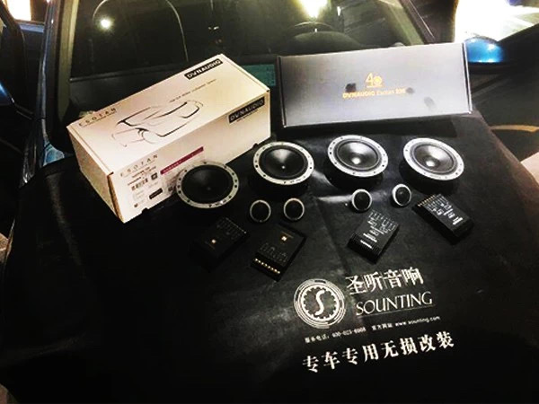 今天到店一辆大众途安,年轻时尚的外观可就是原车音响系统一般,在旅行的途中常会感觉有些乏味,车主一直想找一家专业信得过的音响改装店来升级一下原车音响。
经过朋友介绍,车主了解到我们店重庆圣听汽车音响的改装技术和服务都很不错,特意驱车几十公里来到重庆圣听汽车音响进行爱车音响无损改装升级。
大众途安改装配置:
前声场:丹麦丹拿236
后声场:丹麦丹拿232
功放:意大利欧迪臣AP8.9
隔音:四门深刻双层隔音
辅材:正力车福线材、防水罩、喇叭垫、美音圈