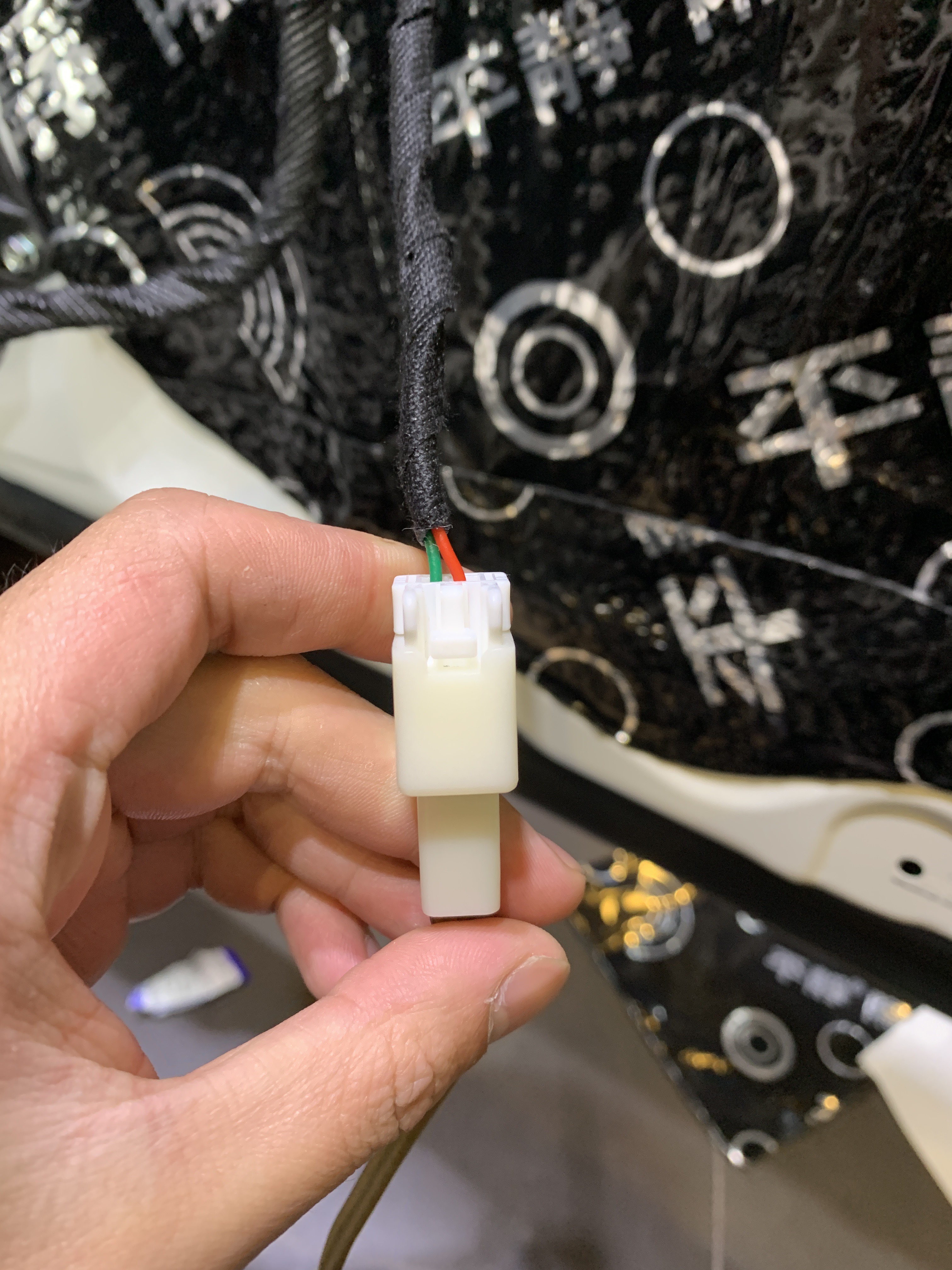 今天到店一辆最新款日产逍客,减配严重,全车一共四喇叭配置,今天找到我们搭配一套原装进口套餐
前声场:法国劲浪亚麻盆PS165FE
后声场:法国劲浪RCX 165同轴喇叭
低音炮:马来西亚爱威备胎低音炮
