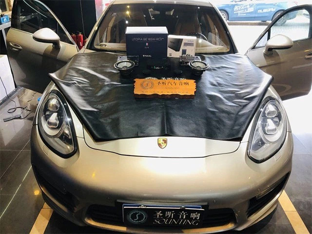 作为一款豪华轿跑,保时捷帕拉梅拉的原车音响系统自然也不会太差,该款车型的原车配备了10个高品质的声场喇叭,其对音乐的解析力、保真效果都比较理想。但追求完美的车主还是找出一丝丝缺陷,为了追求更加完美的音乐,车主来到圣听汽车音响改装店对汽车的音响做了进一步的完善。图片
改装车型:保时捷帕拉梅拉
改装配置:
前声场:法国劲浪小乌托邦165W-RCII
DSP功放:意大利欧迪臣AP8.9