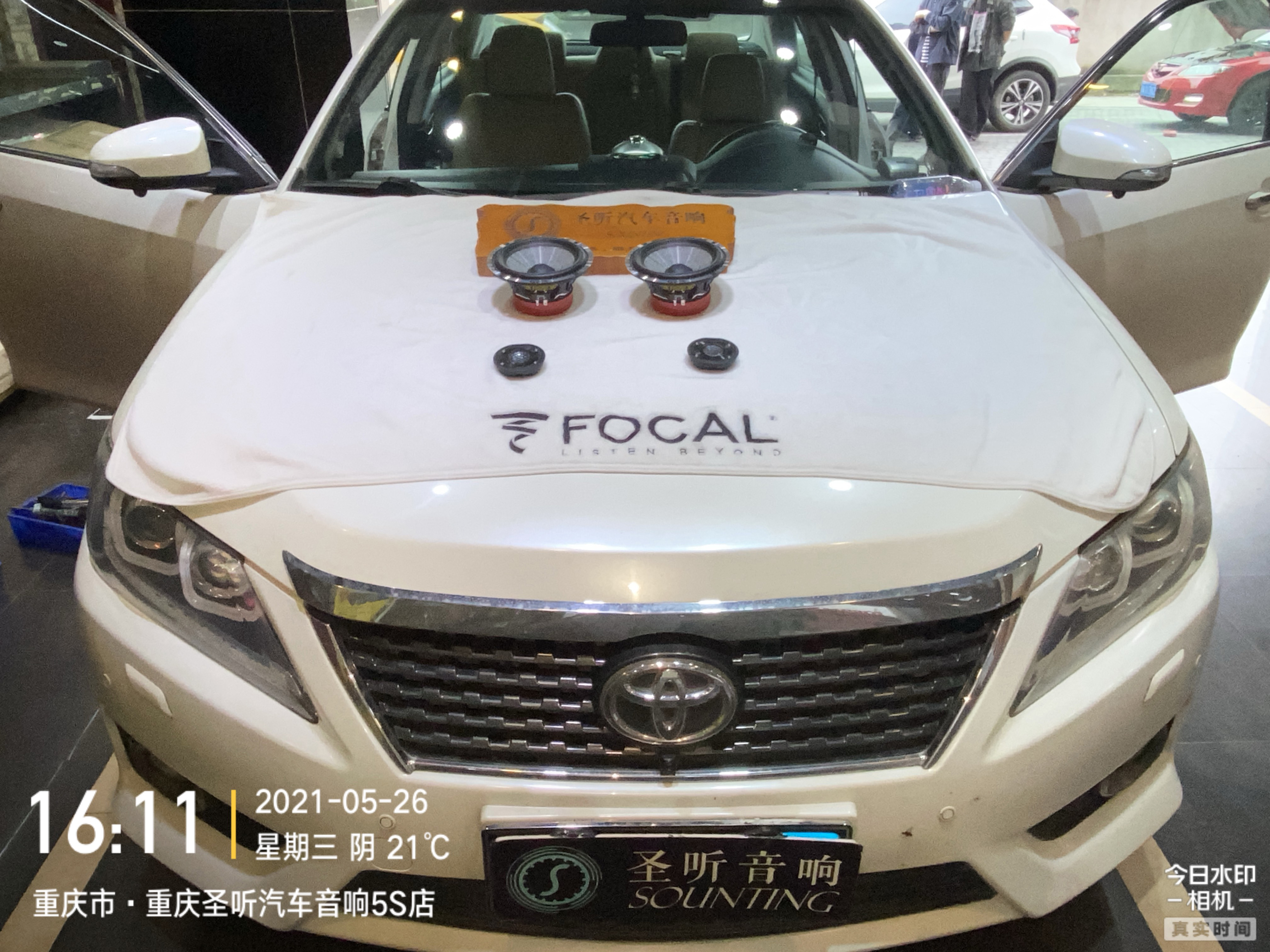 丰田凯美瑞，车主再次升级法国劲浪乌托邦XP，高音倒模安装在A柱上。