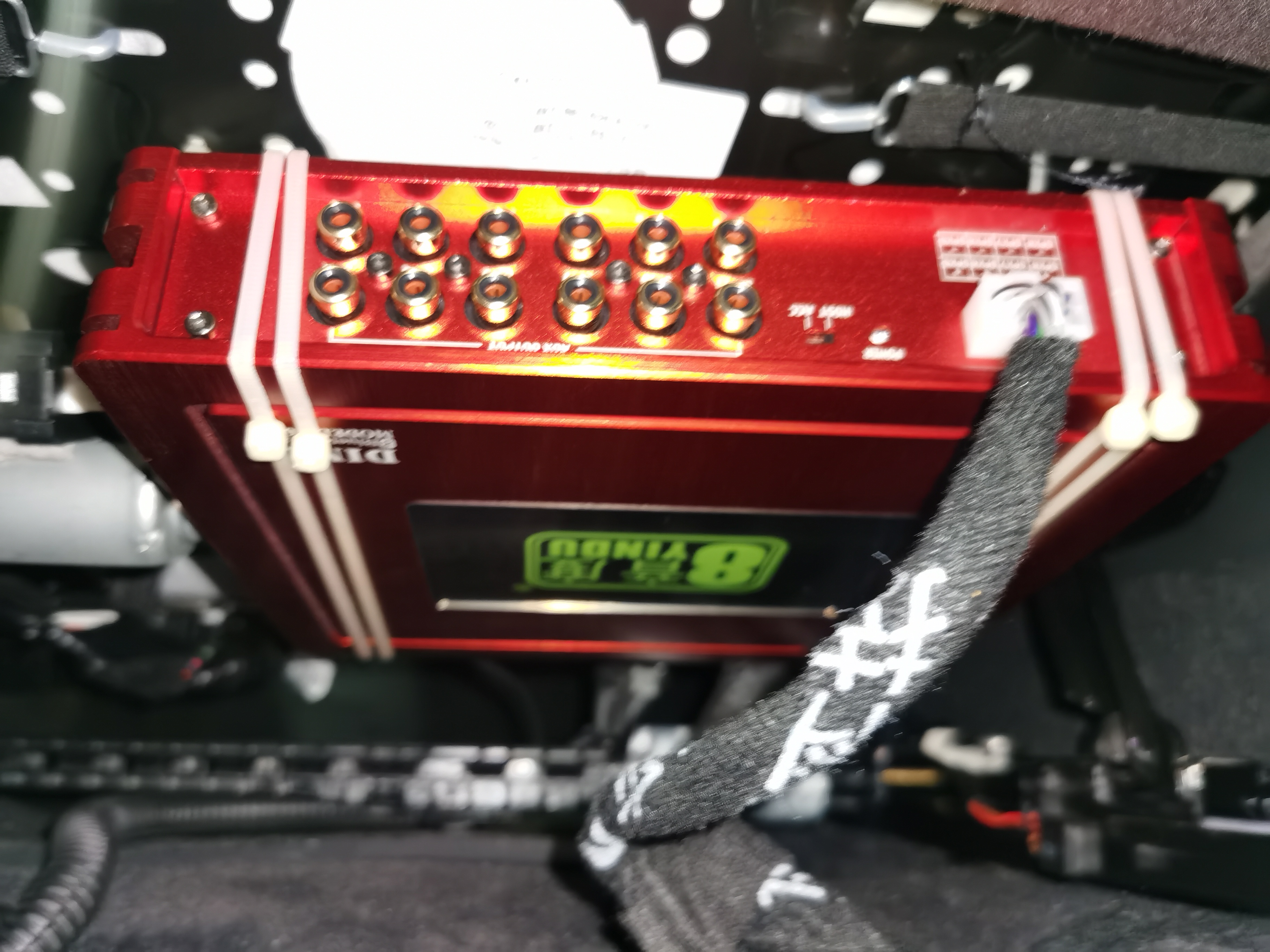 新车奥迪A6L，车主都没来得及上牌就来找我们改音响。
加装一台功放：中国🇨🇳 8音度DSP功放
推动全车10喇叭，调试好，低音扎实丰满，高音细腻多彩。
想听好声音，重庆找圣听。