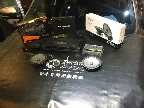 俗语说的好,众口难调。音乐亦是如此,不同的人喜欢的音乐类型也各不相同,而原车的音响系统基本上都是千篇一律,难以满足车主们个性化的听音需求。这台长安CS95的车主就是为了听到更适合自己的音乐,便在我们重庆圣听汽车音响做了音响升级。
CS95汽车音响改装配置:
前声场:法国劲浪 ISS165
功放:意大利欧迪臣SR4
处理器:意大利赫兹H8
播放器:歌航A2
四门隔音:大麦四门双层隔音
