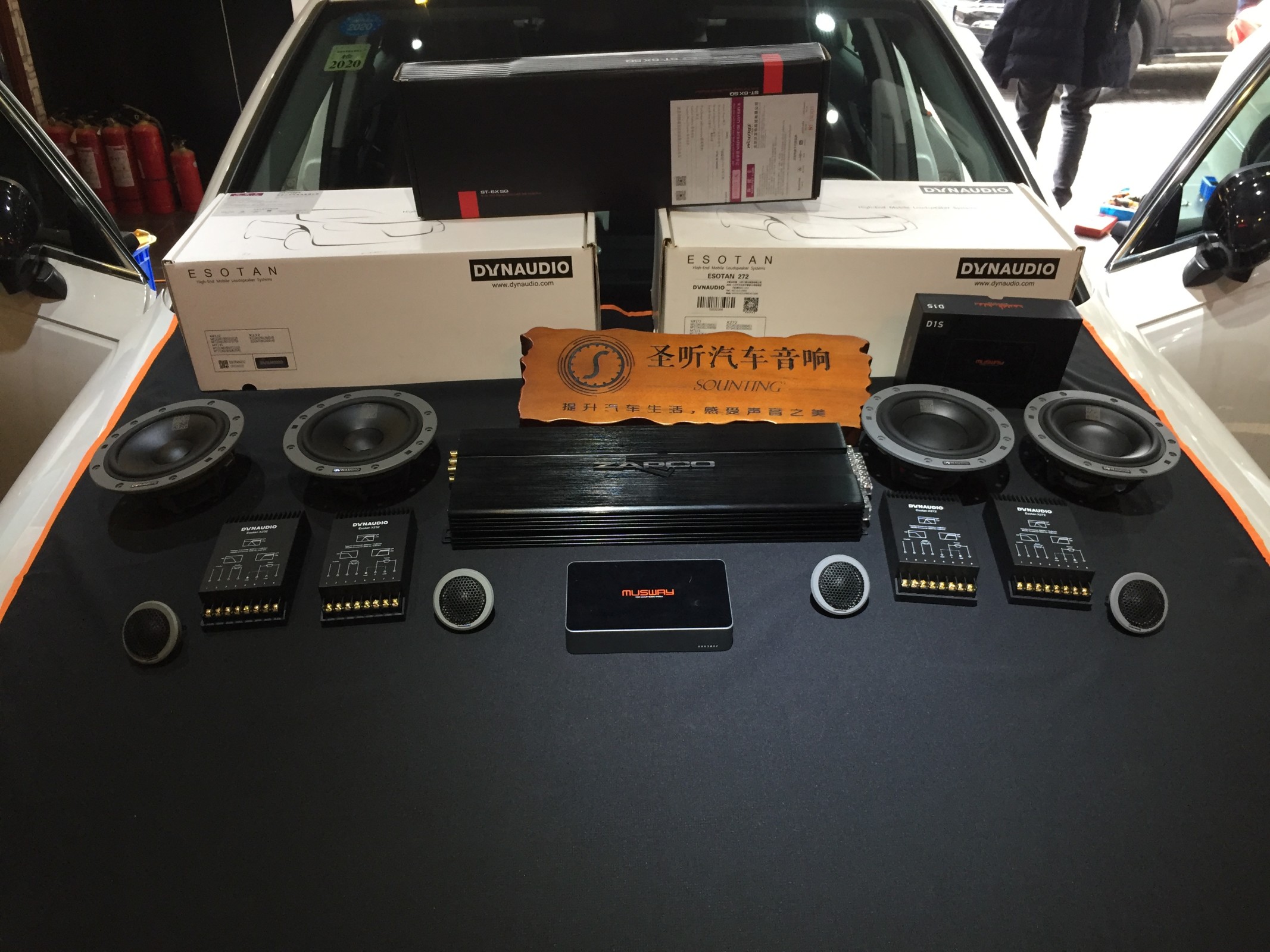奥迪A4升级前门丹拿272套装喇叭
后门升级丹拿232喇叭
MuswayDSP
骇客功放