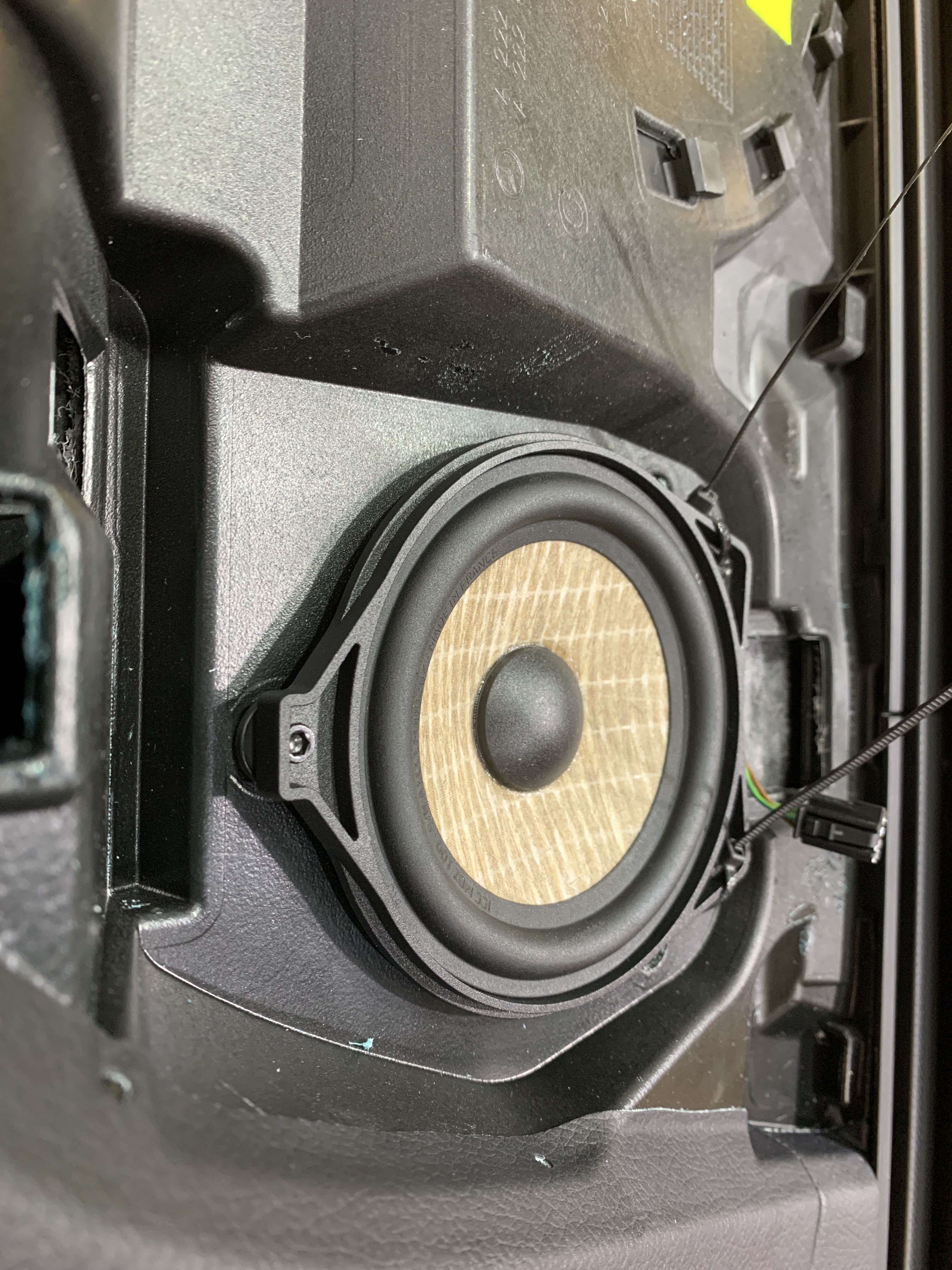 豪车的音响就一定好听嘛？今天到店一辆奔驰迈巴赫原车柏林音响，车主听音要求非常好，找到我们下面是改装配置
全车12支喇叭全部跟换为法国🇫🇷劲浪亚麻盆奔驰专用喇叭，再搭配一台德国喜力士12路DSP功放做全车推动，配合森麦朗奔驰专用光纤解码器在音源上减少损失，全车原装位无损安装，想听好声音，重庆找圣听