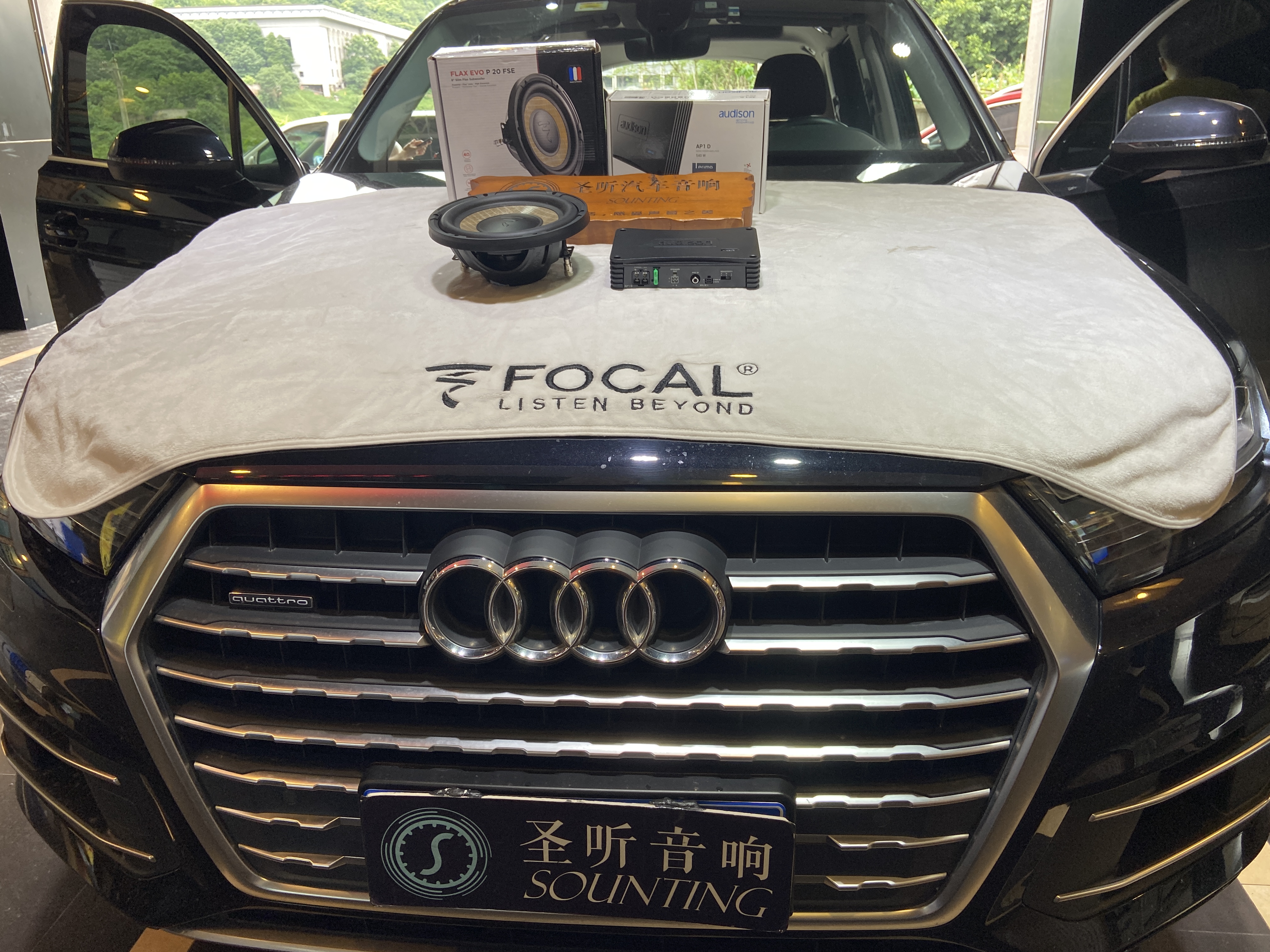 奥迪Q7，原车低音不够，加装欧迪臣AP1D功放+劲浪原装进口亚麻盆低音单元