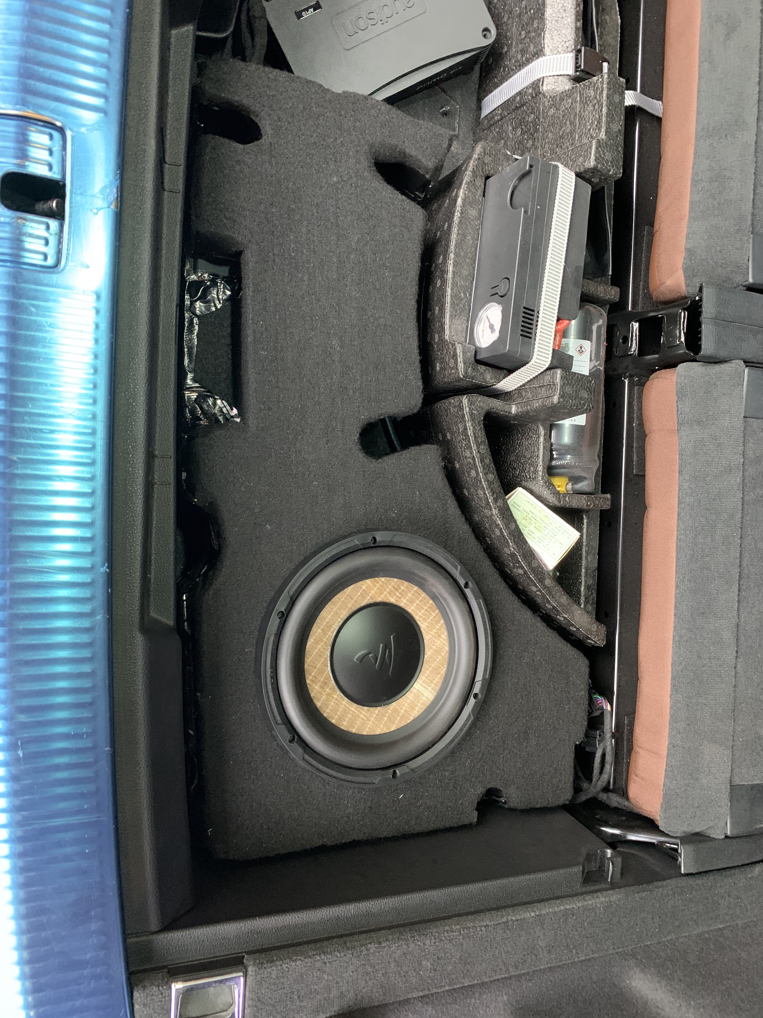 奥迪Q7，原车低音不够，加装欧迪臣AP1D功放+劲浪原装进口亚麻盆低音单元