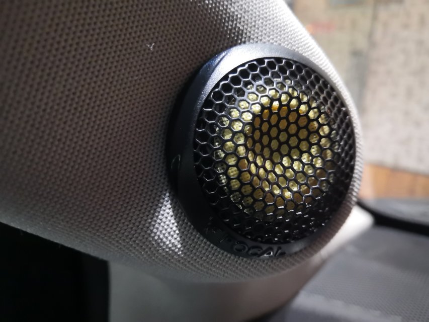 汉兰达想听低音又不想占用后备箱空间，后备箱补型箱赫兹低音喇叭/前门选择劲浪ES165K/高音倒膜A柱