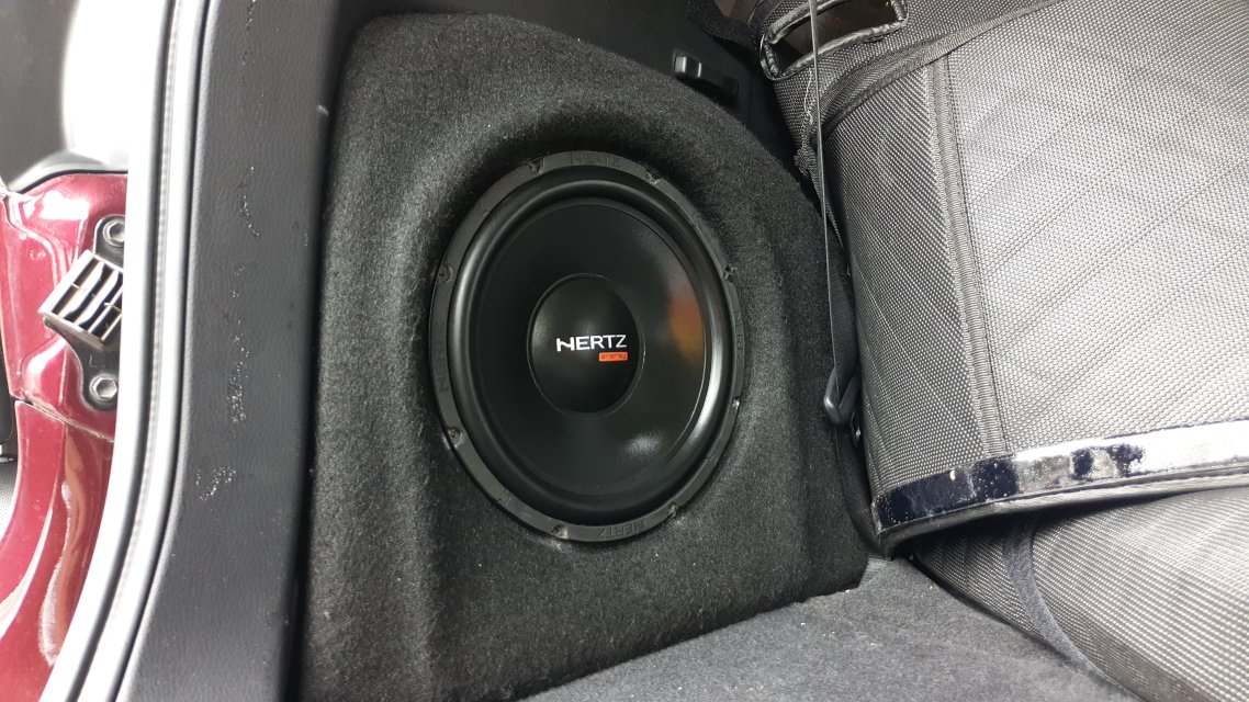 汉兰达想听低音又不想占用后备箱空间，后备箱补型箱赫兹低音喇叭/前门选择劲浪ES165K/高音倒膜A柱