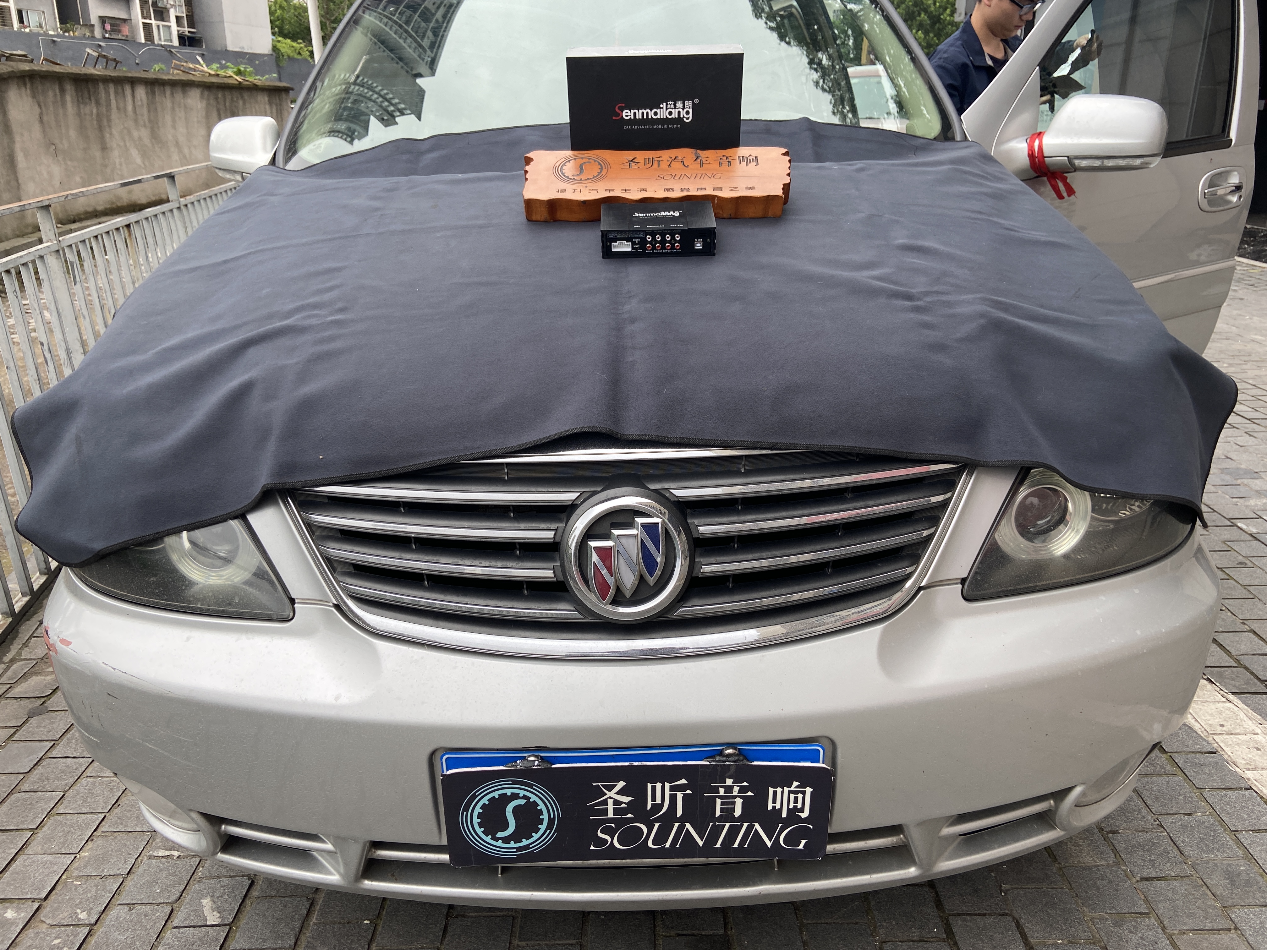 别克老JL8，陪车主走过10几年的路程共同经历风风雨雨，无奈原车主机年岁以高，以不是想当年了。车主不愿舍弃主机，找到我们改装。跳过主机直接蓝牙播放，升级了一台森麦朗460dsp，完美解决客户需求。